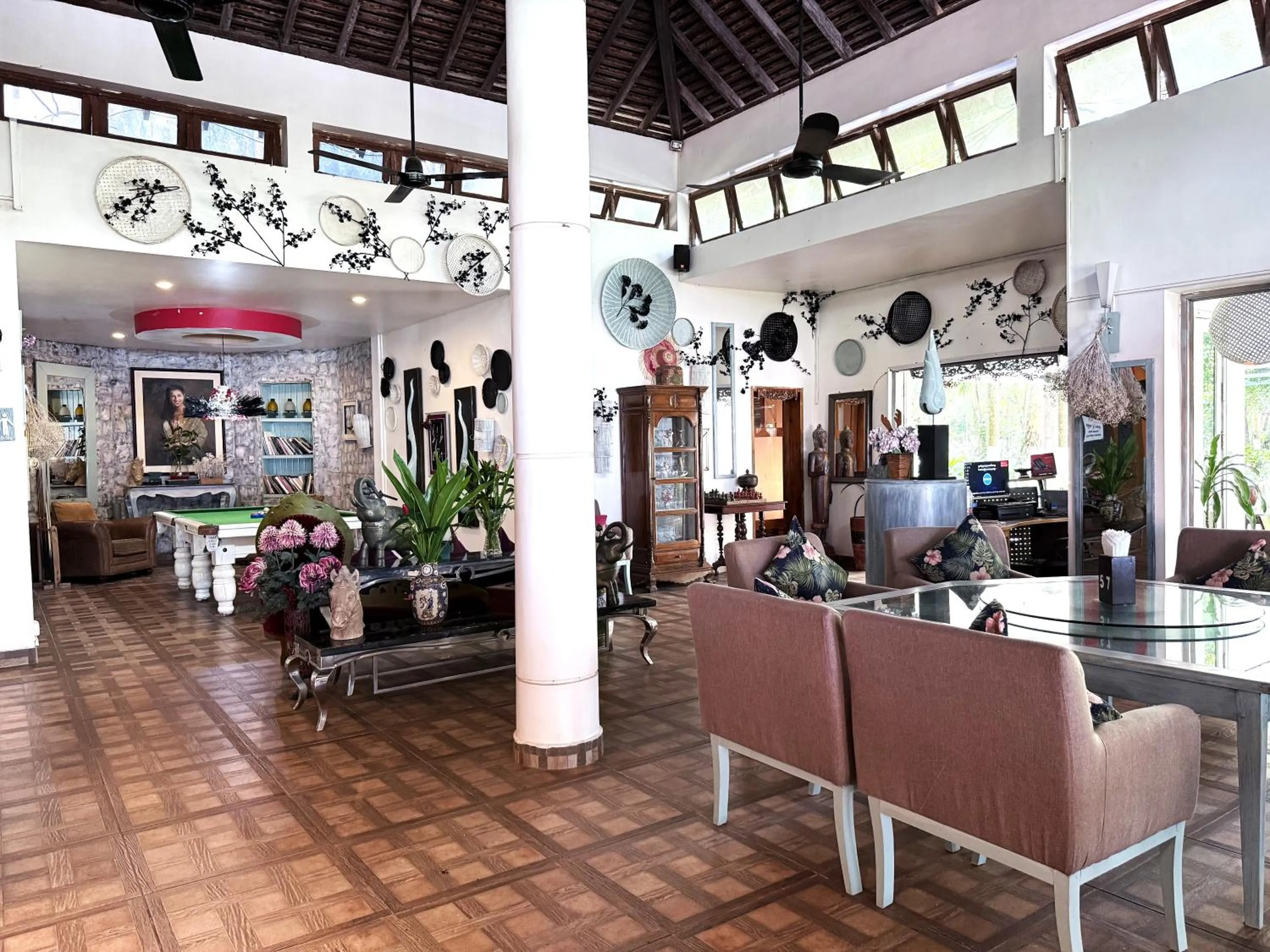 Restaurant/places to eat in Nataya Round House Coral Bay Resort