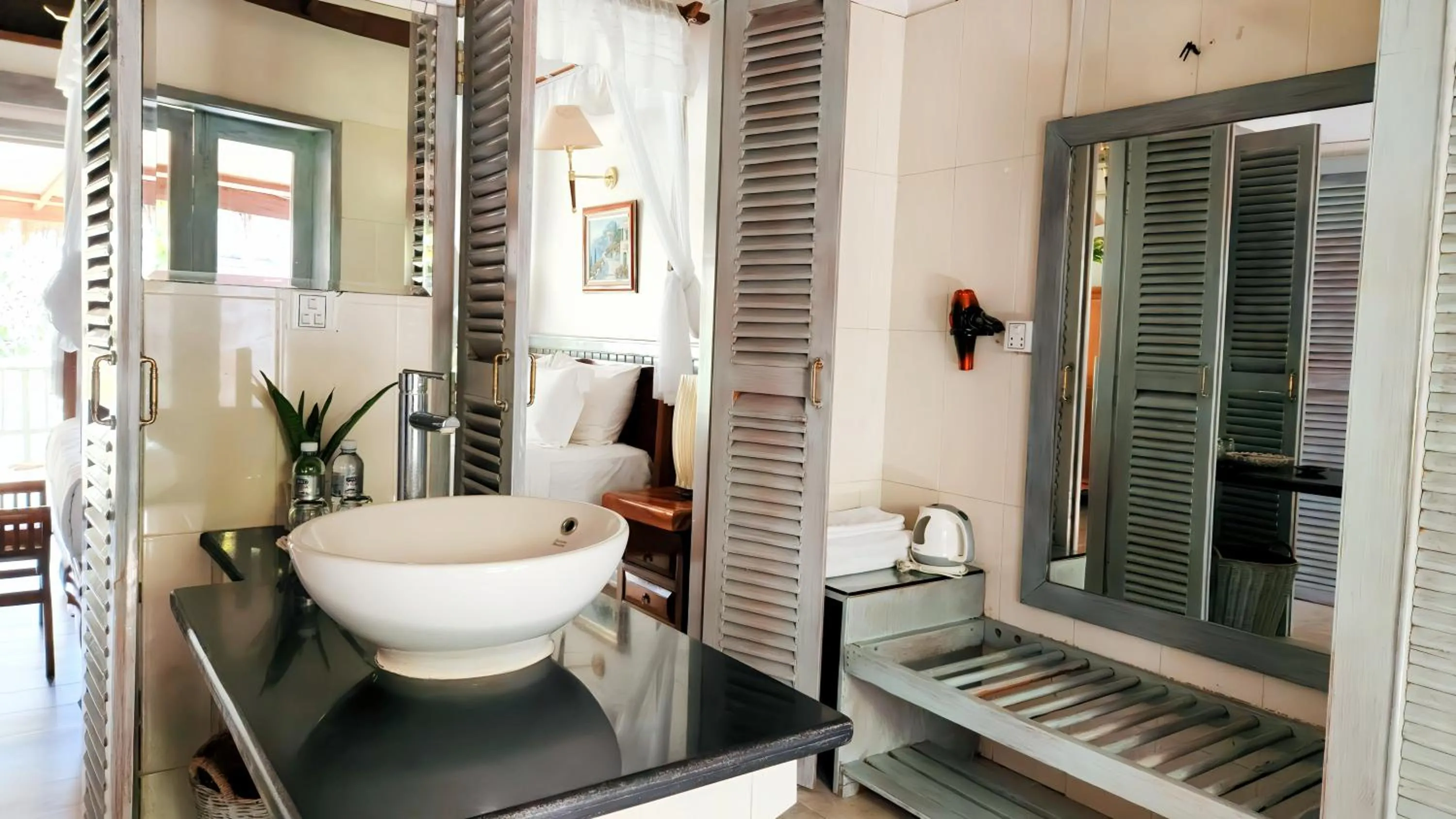 Bathroom in Nataya Round House Coral Bay Resort