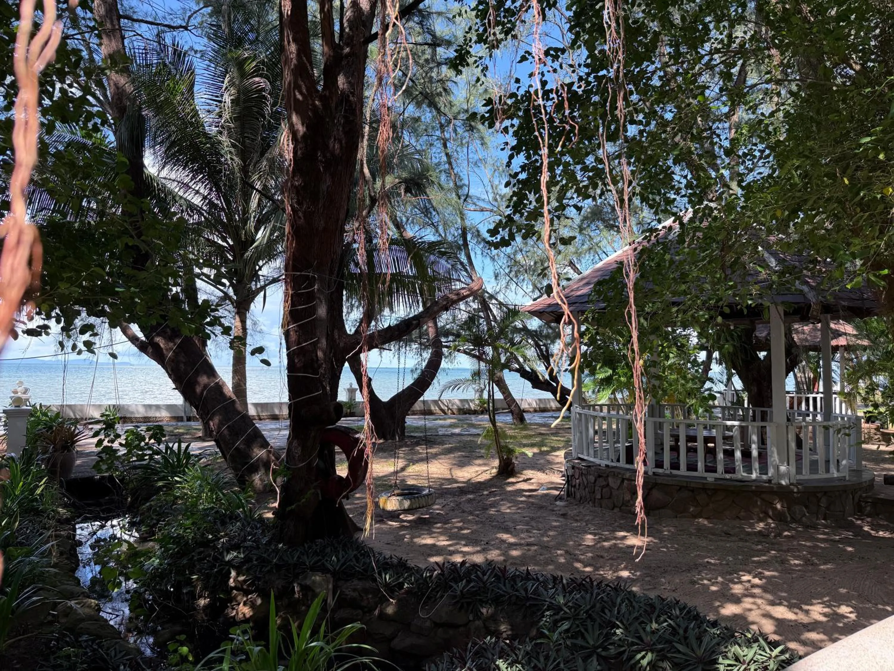 Garden in Nataya Round House Coral Bay Resort