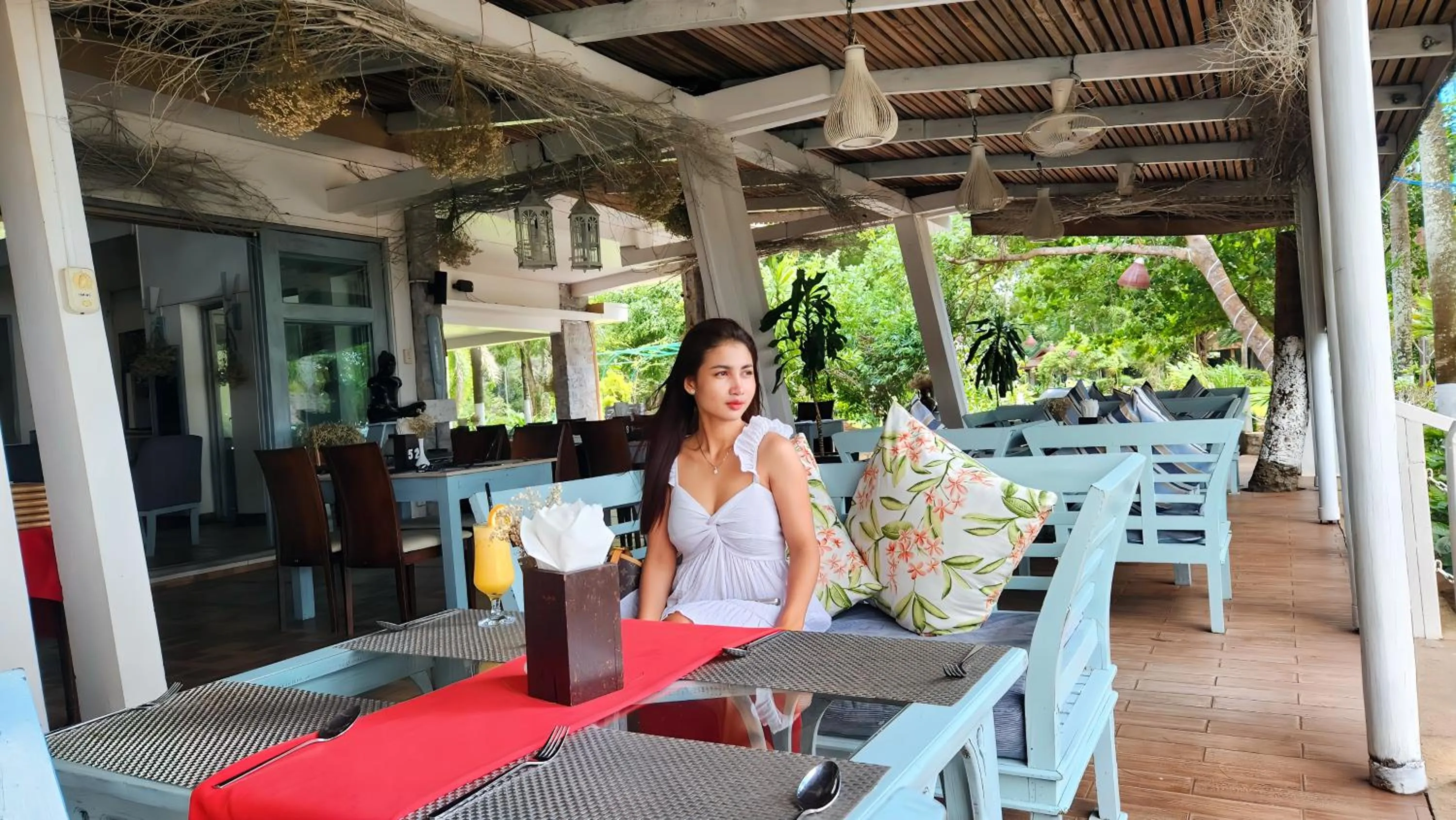 Restaurant/places to eat in Nataya Round House Coral Bay Resort