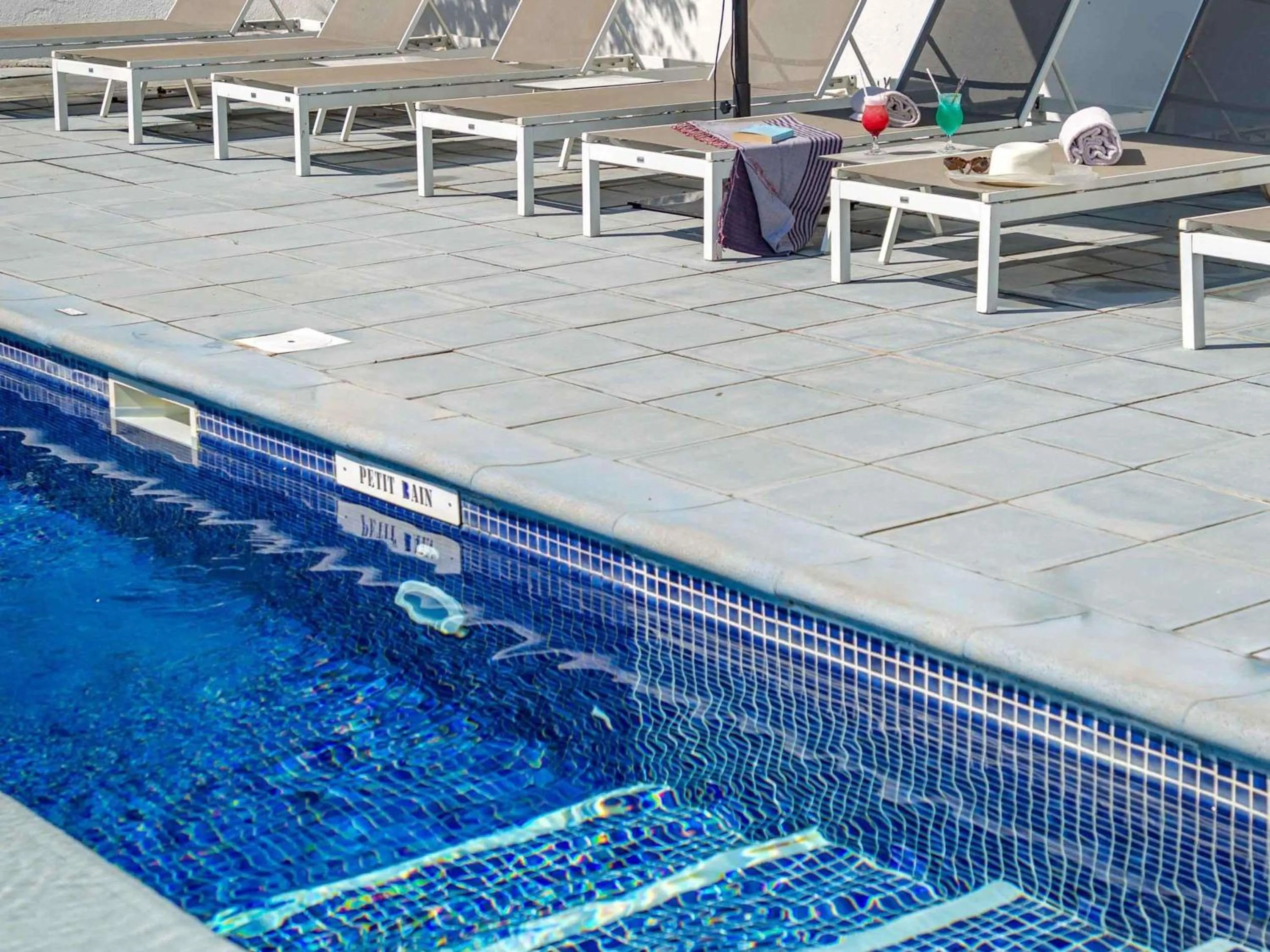 Pool view in Mercure Marseille Centre Bompard La Corniche