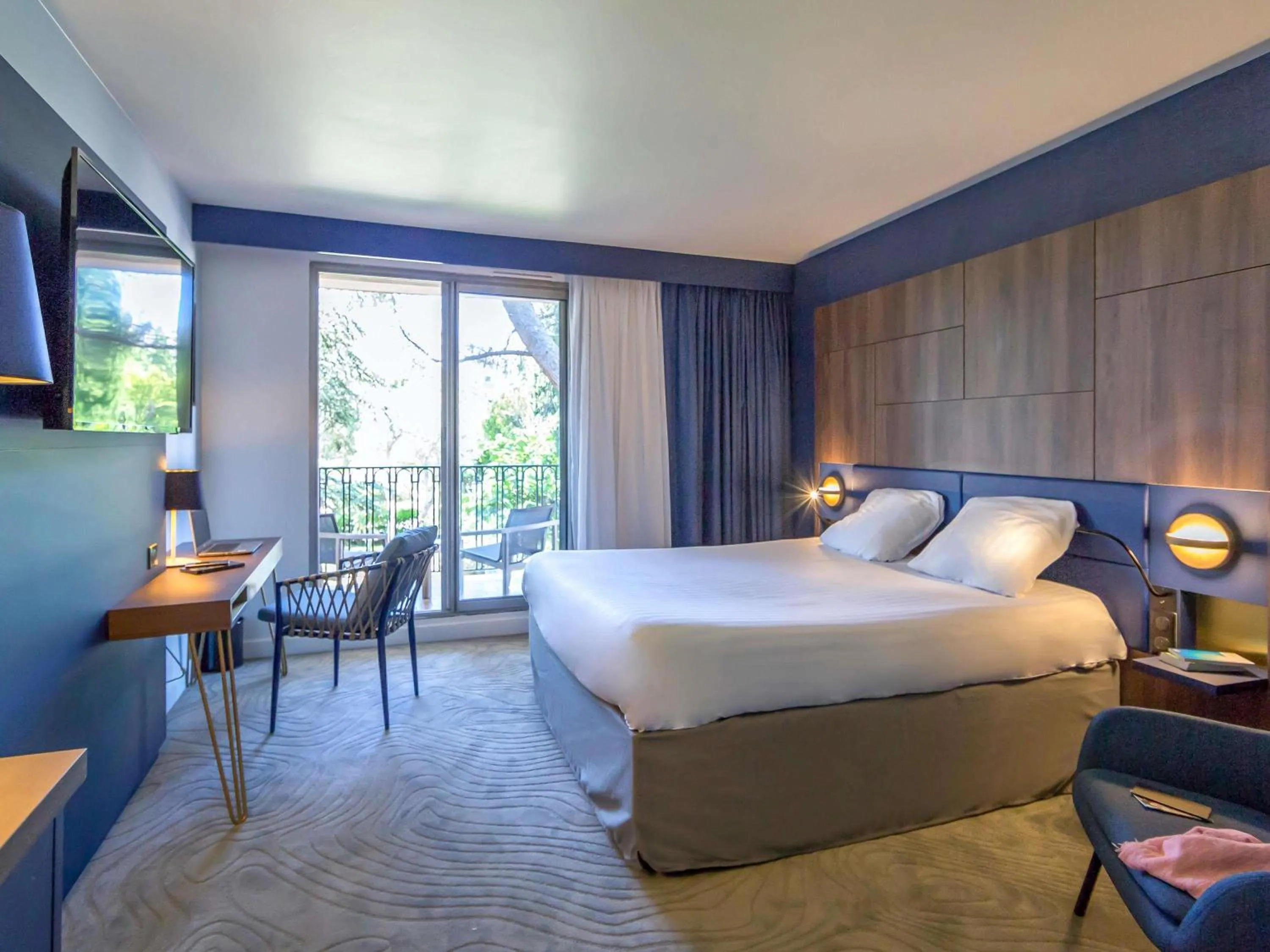 Bedroom, Bed in Mercure Marseille Centre Bompard La Corniche