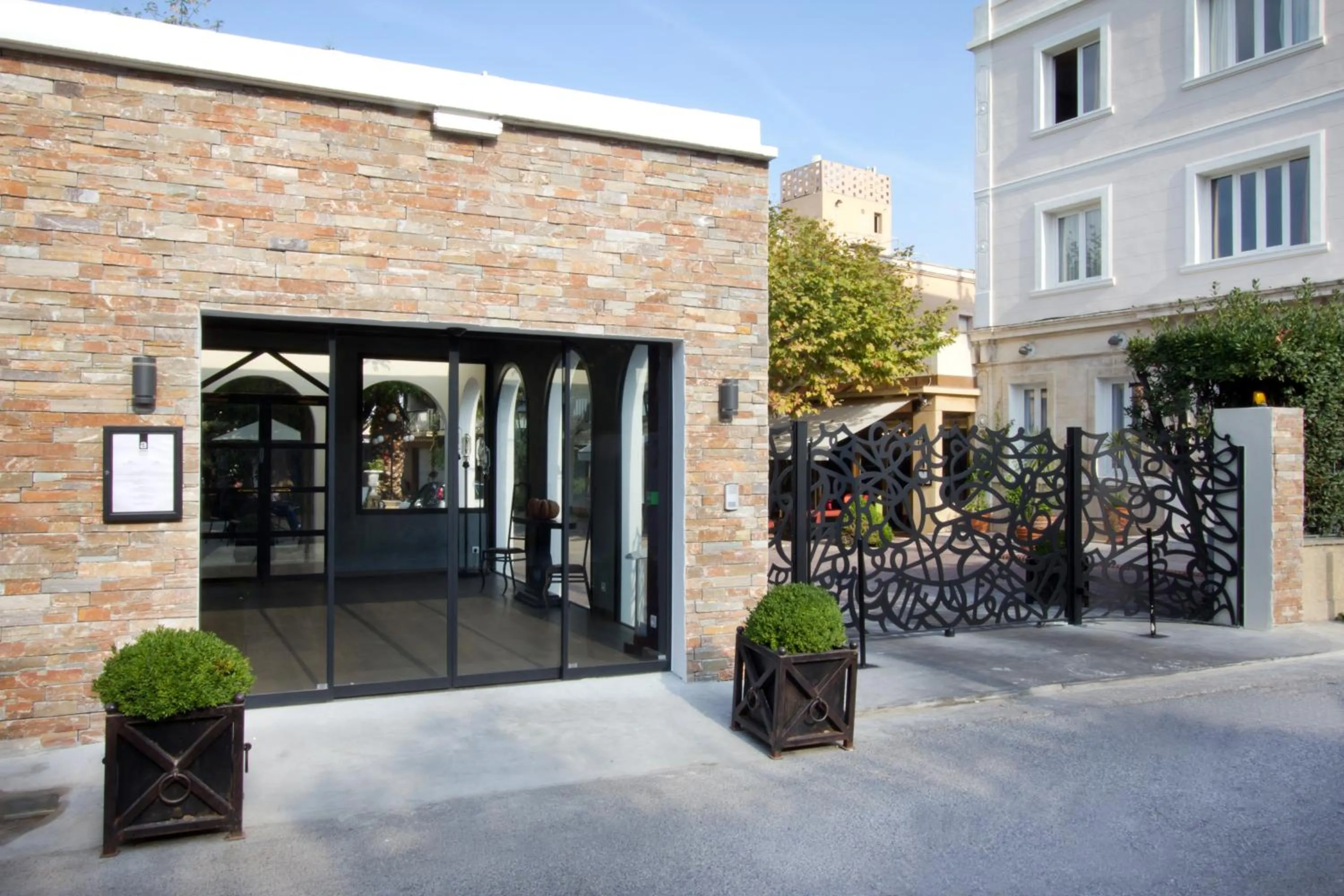 Facade/entrance in Mercure Marseille Centre Bompard La Corniche