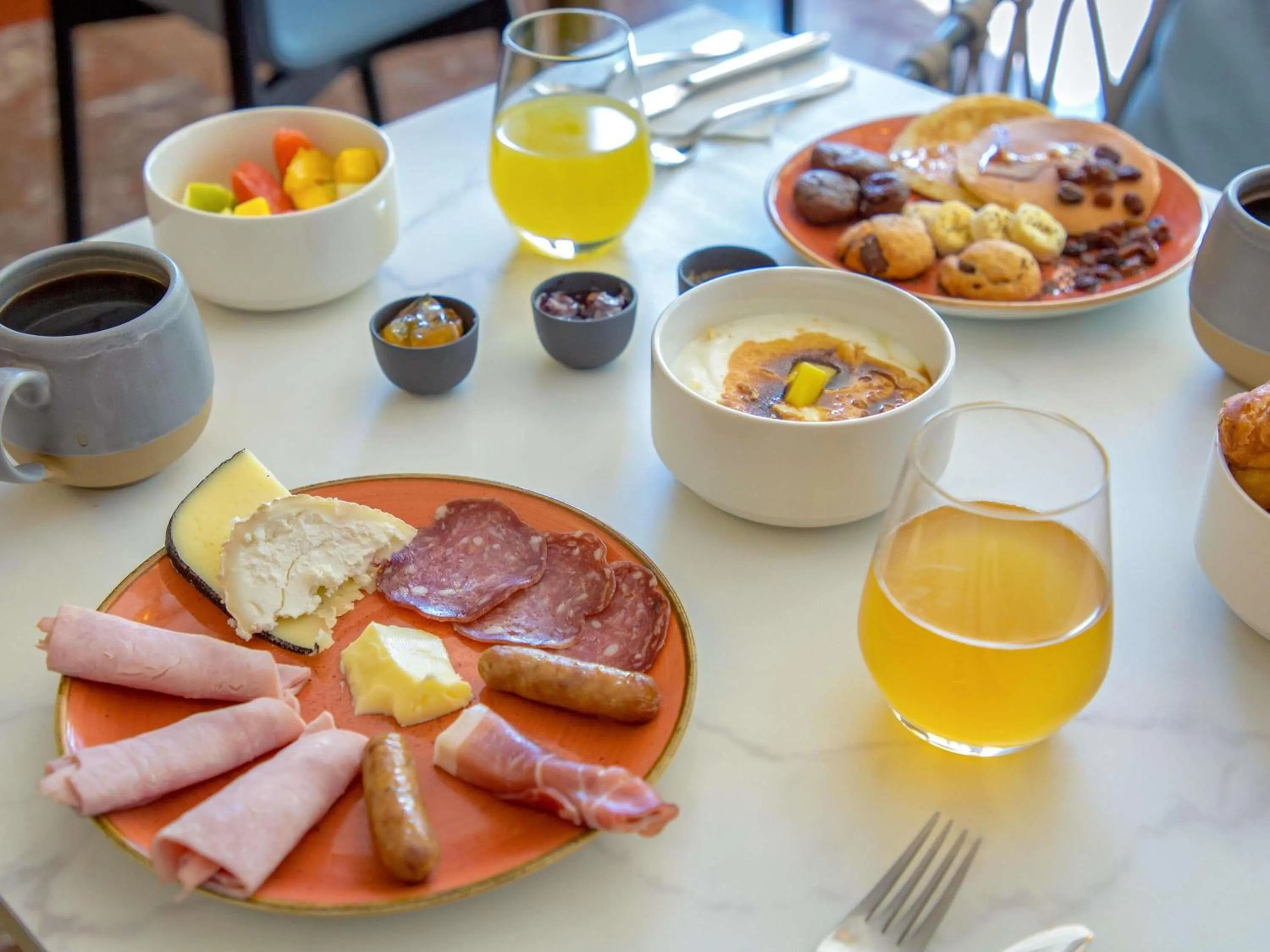 Restaurant/places to eat in Mercure Marseille Centre Bompard La Corniche