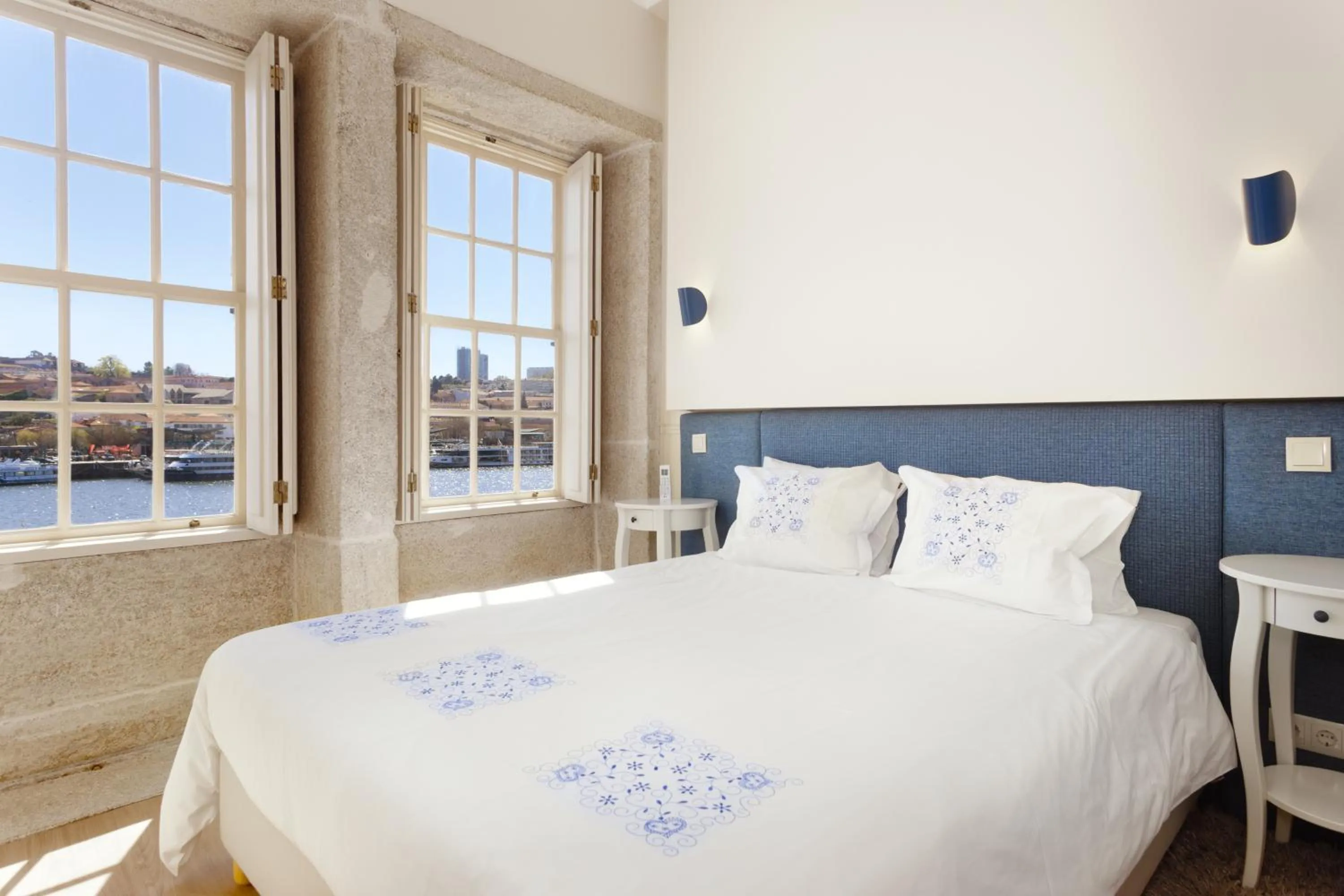 Bed in Oporto Home - River Front