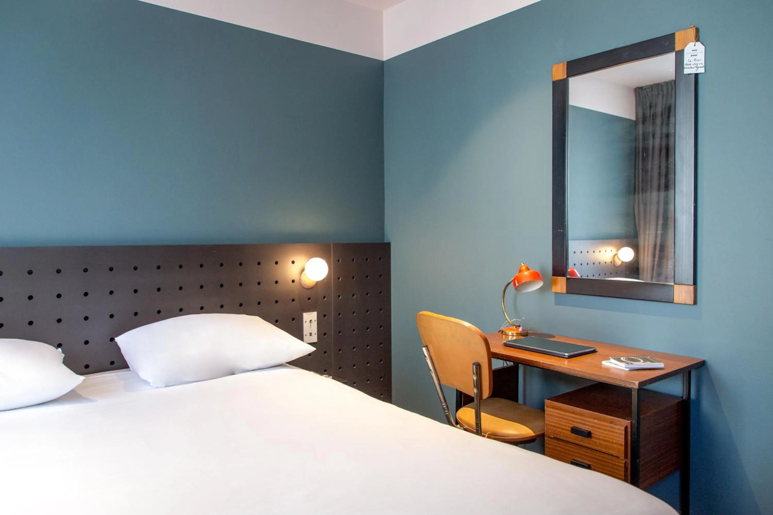 Photo of the whole room, Bed in greet Marseille Centre Saint Charles