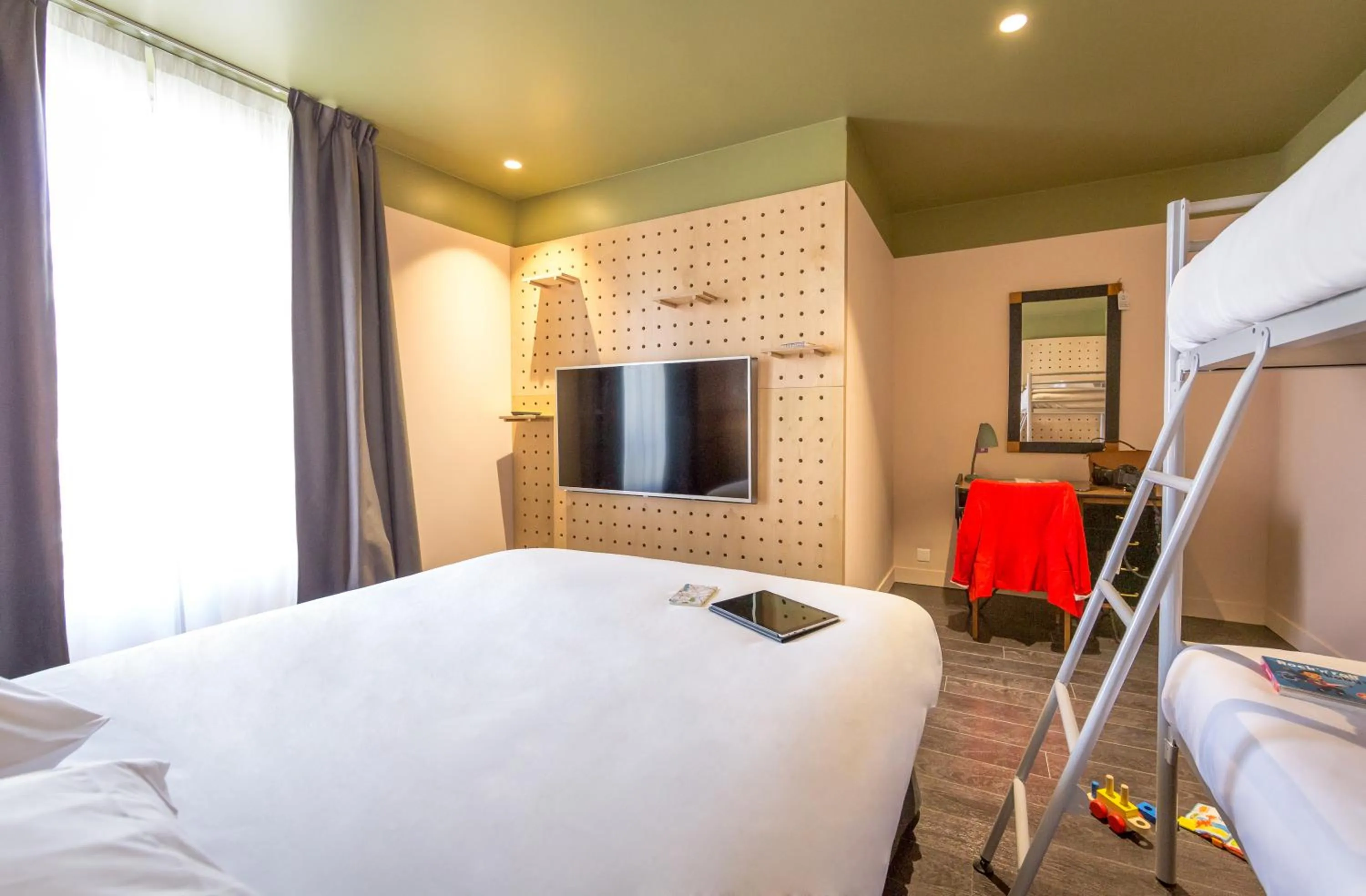 Photo of the whole room, Bed in greet Marseille Centre Saint Charles