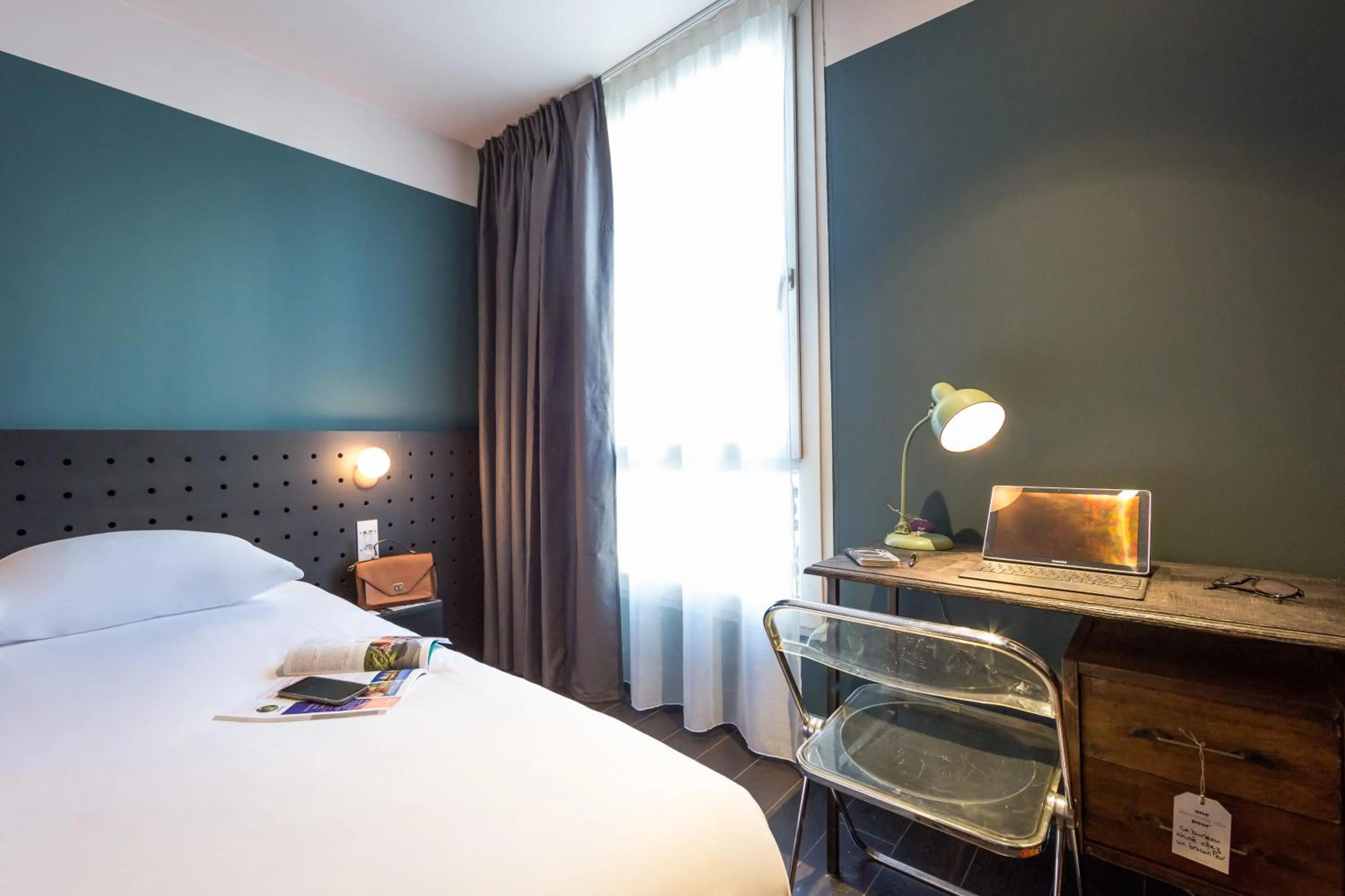 Photo of the whole room, Bed in greet Marseille Centre Saint Charles