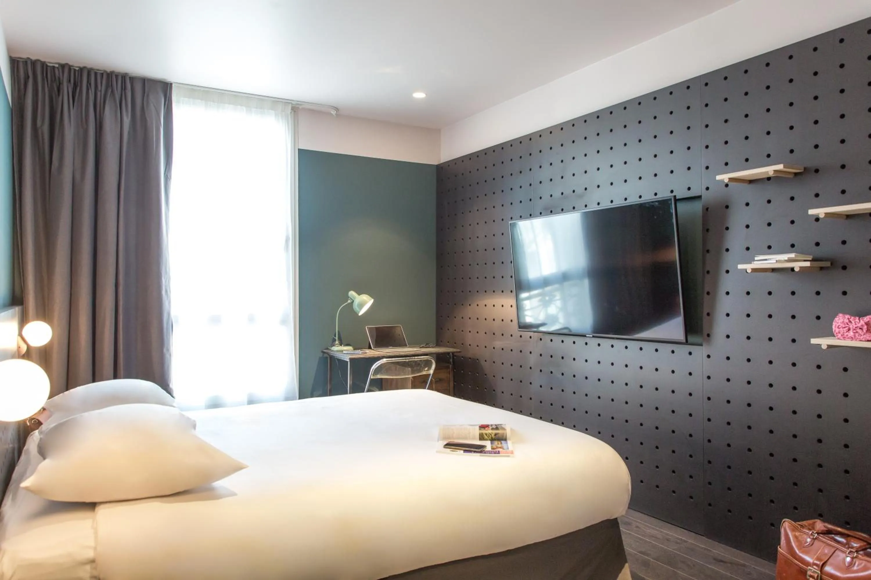 Photo of the whole room, Bed in greet Marseille Centre Saint Charles