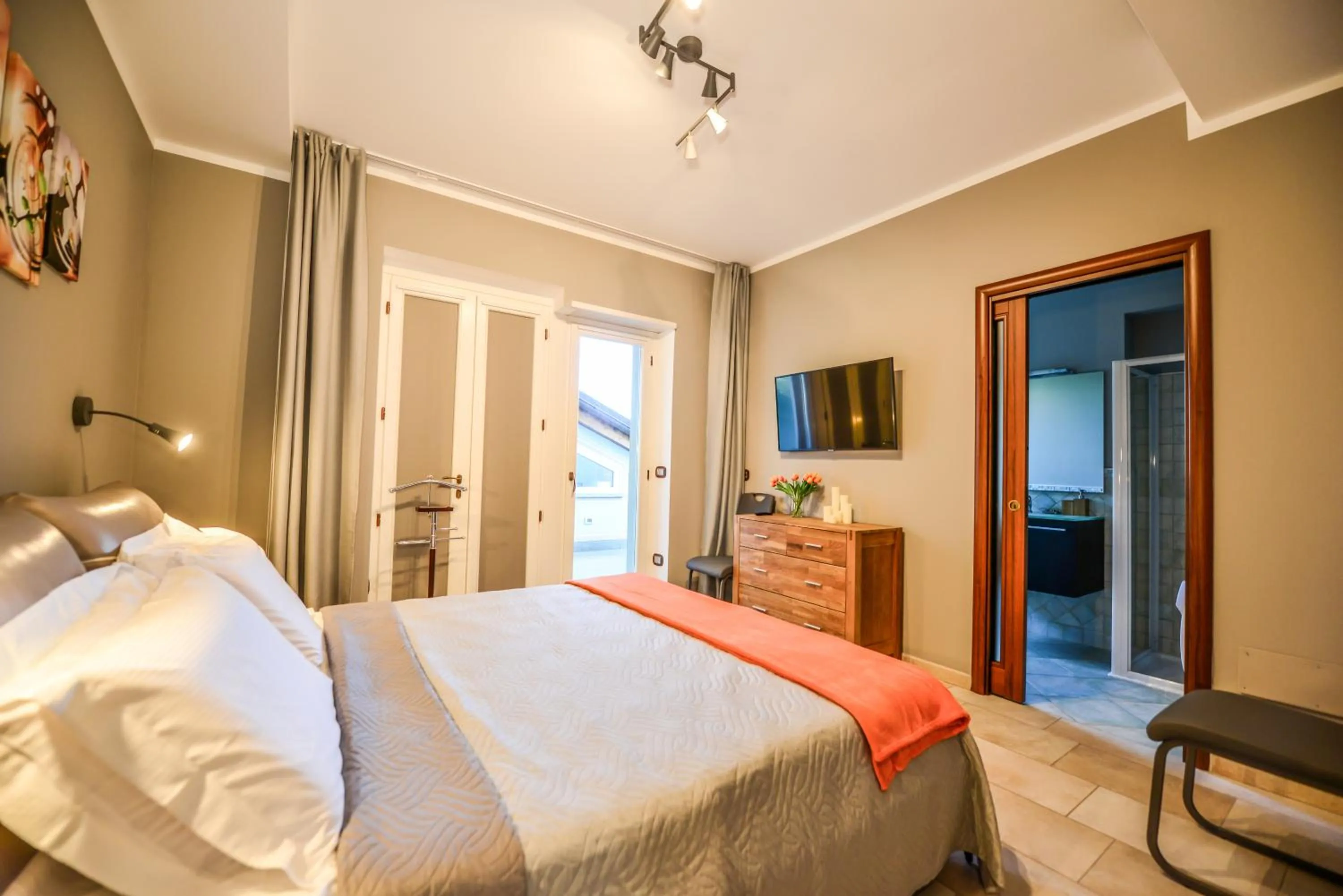 Bedroom, Bed in Altezza