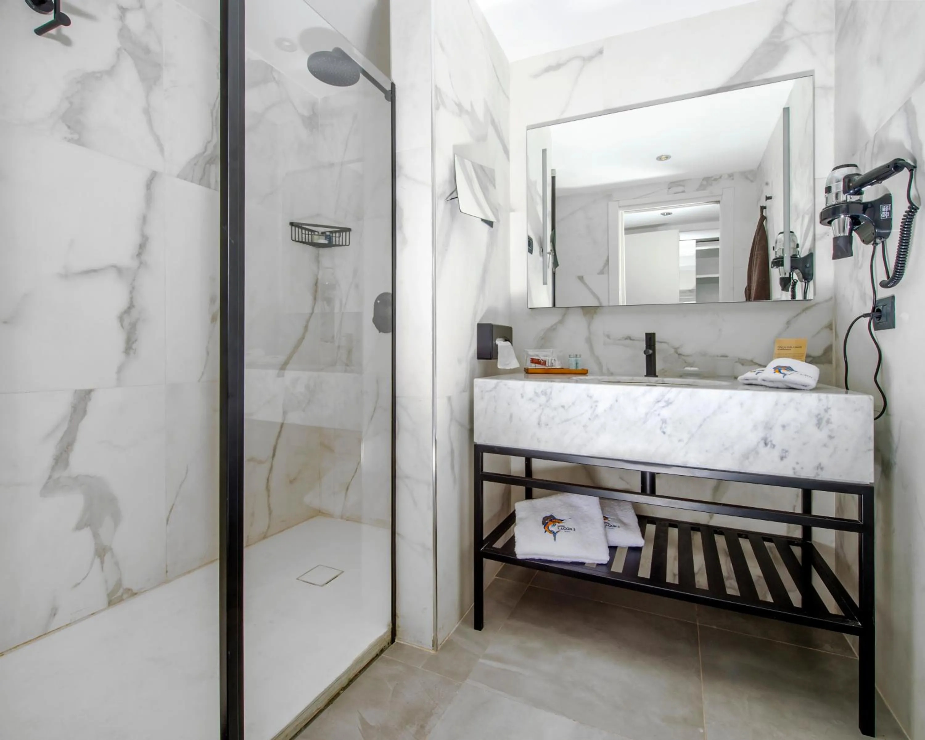 Shower, Bed in Hotel Lagon 2