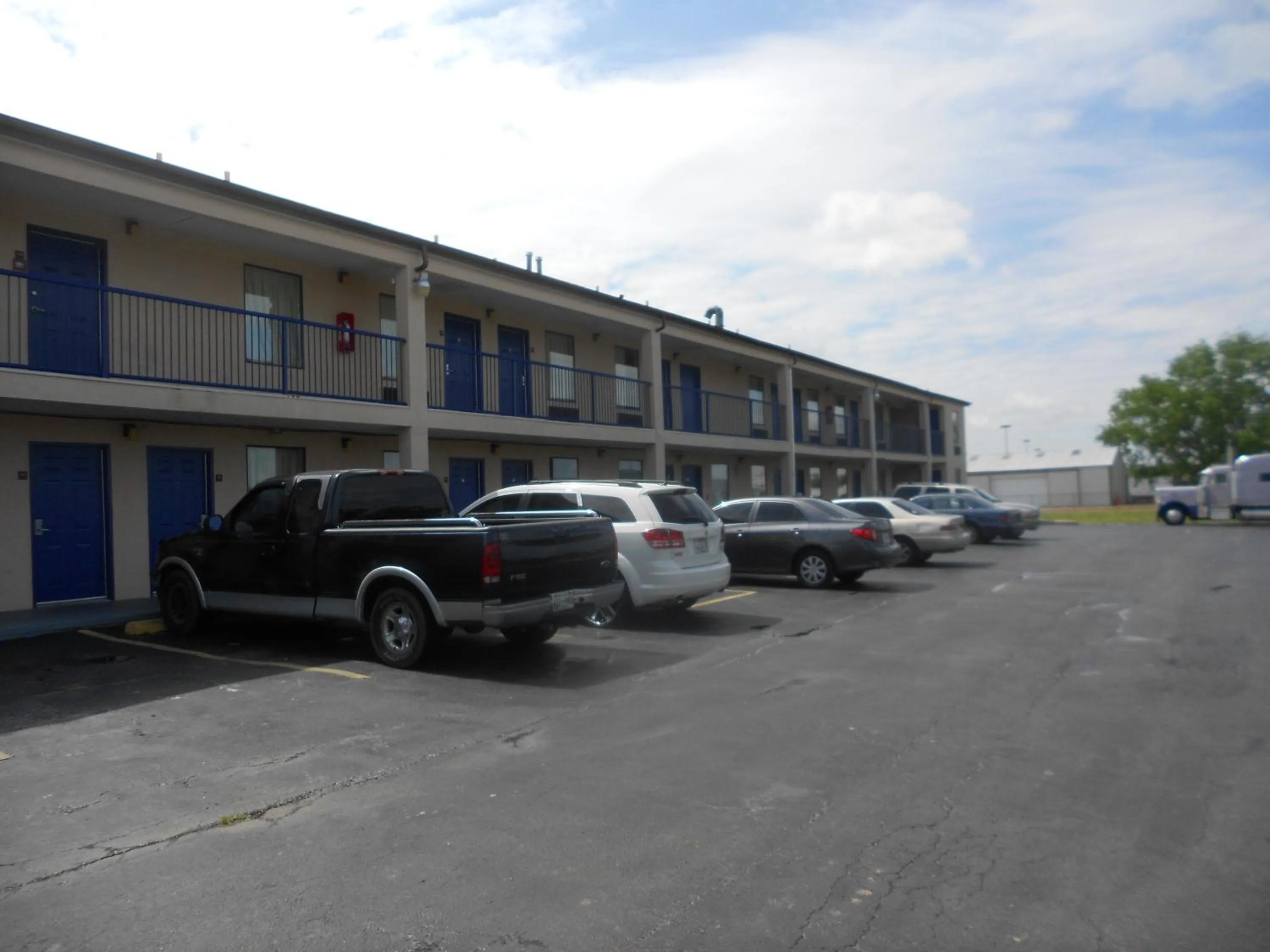 Executive Inn & Suites - Covington