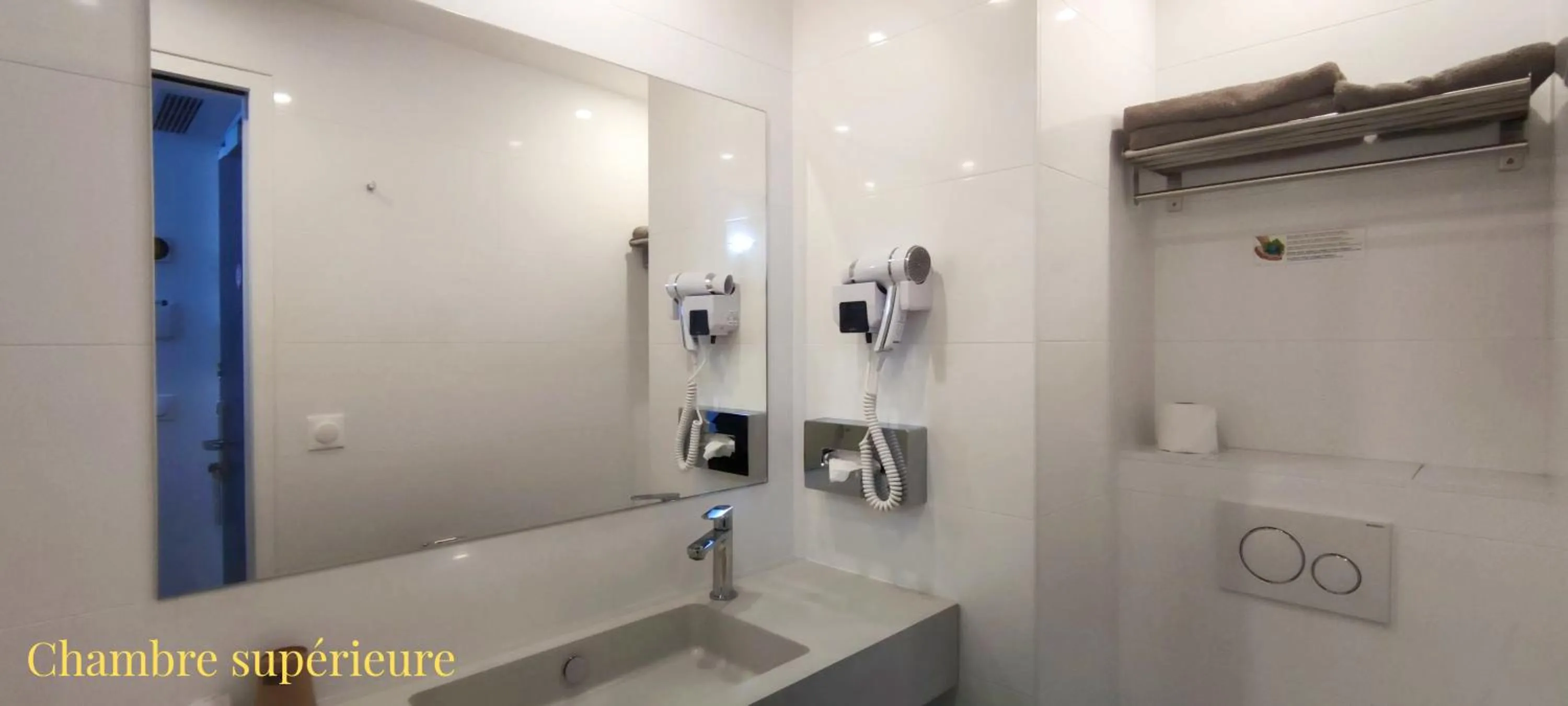 Toilet in Hôtel Gaillon Opera