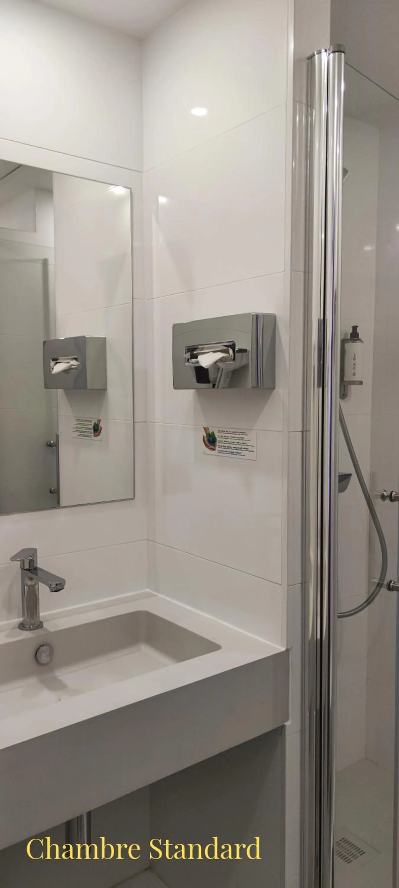 Shower in Hôtel Gaillon Opera