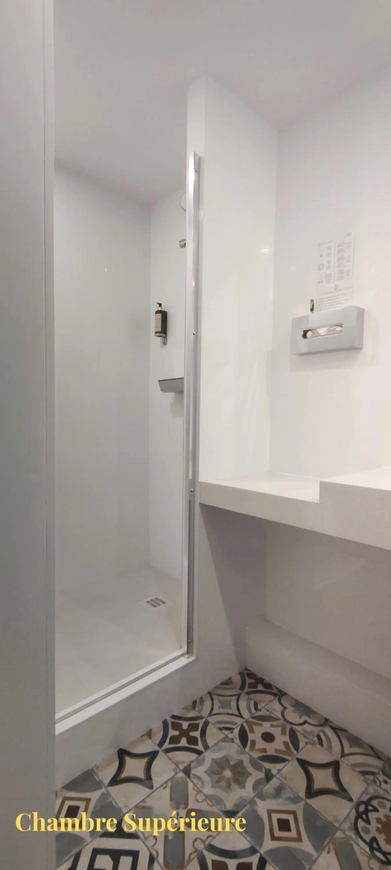 Shower in Hôtel Gaillon Opera