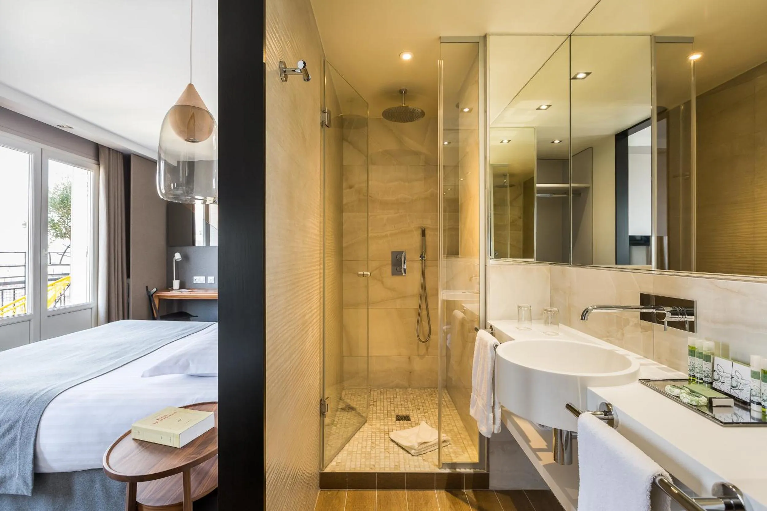 Shower, Bed in Hôtel Atala Champs Elysees