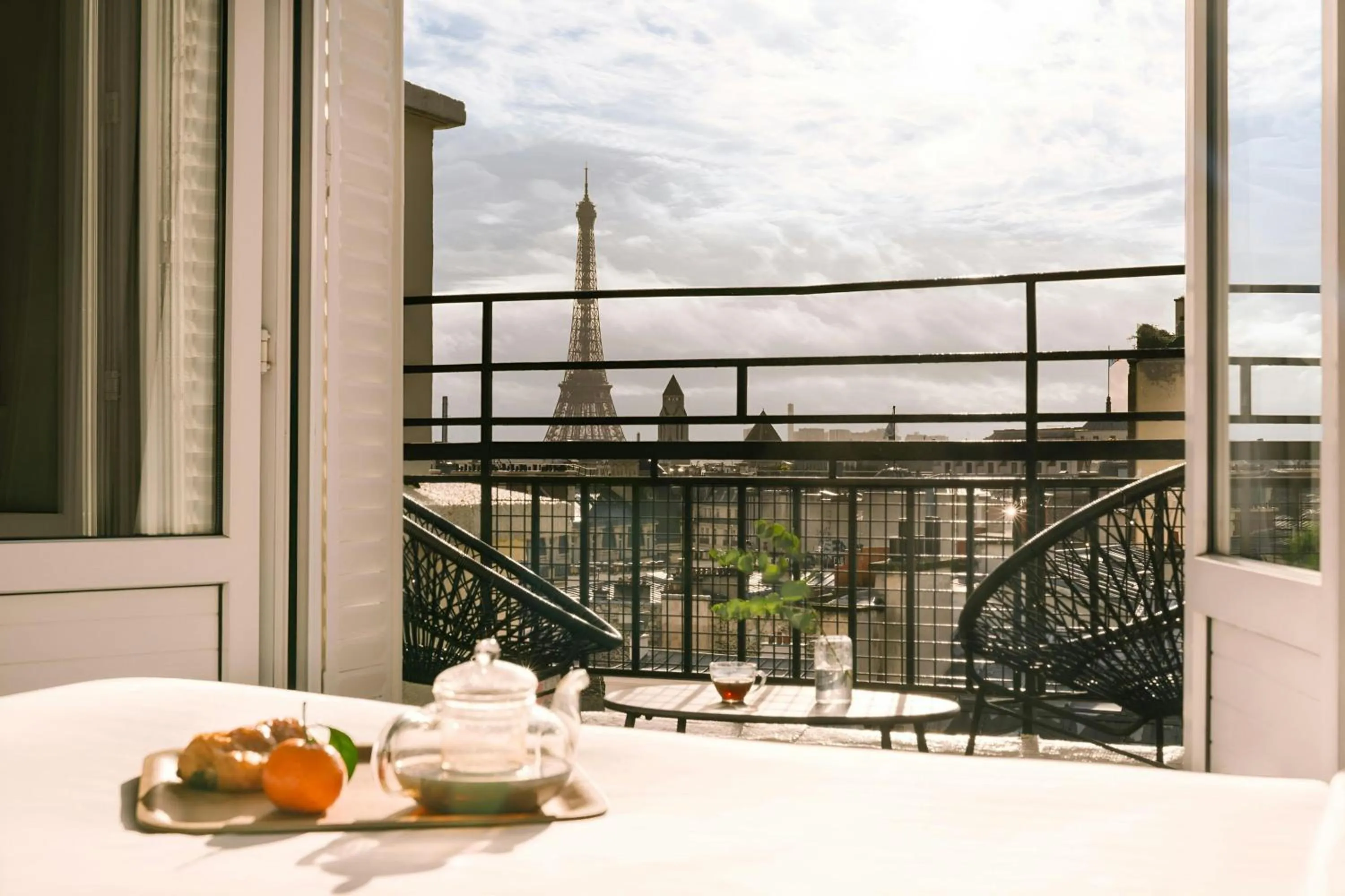 Photo of the whole room in Atala Hotel Champs Elysées, Sonder by Marriott Bonvoy