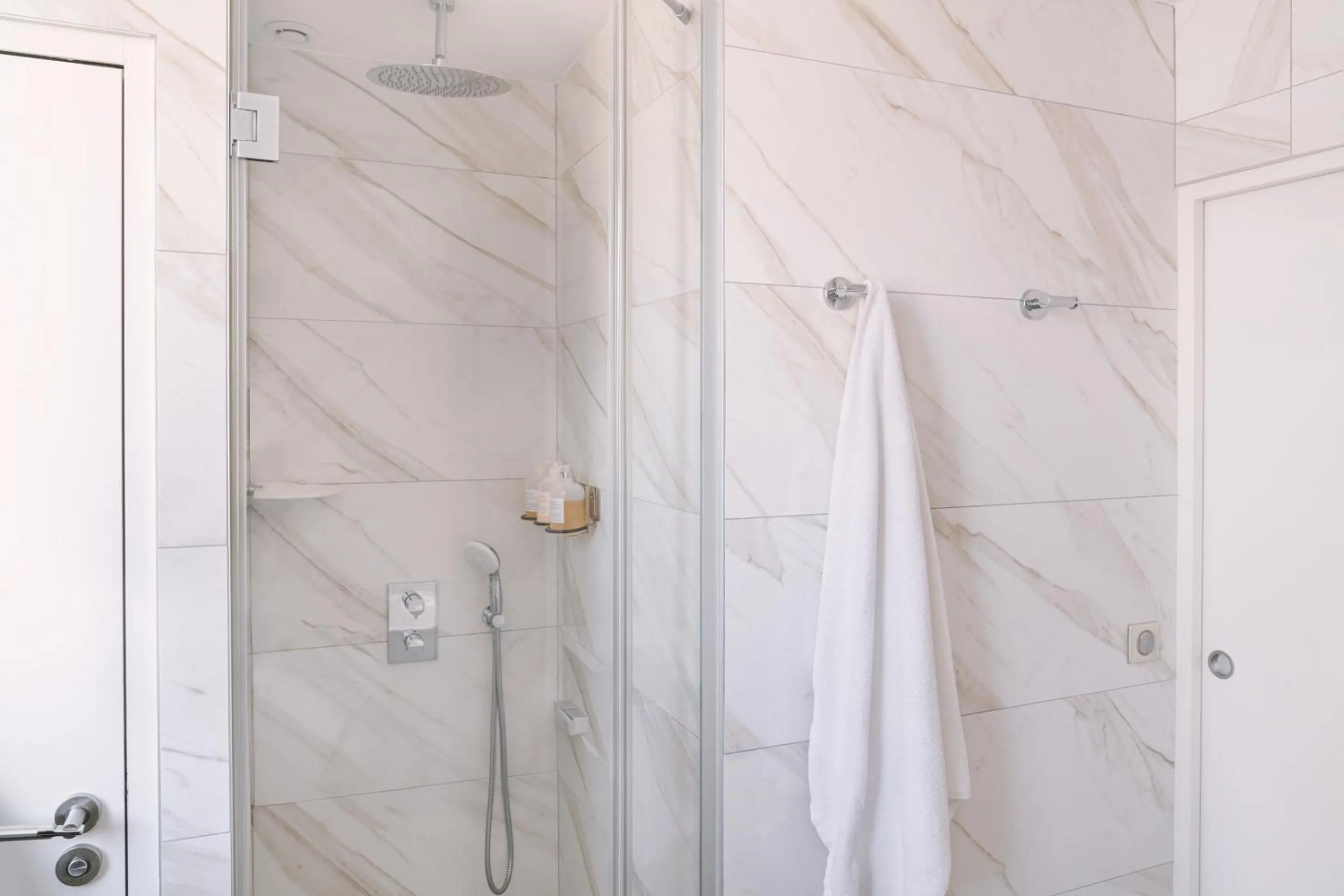 Shower in Hôtel Atala Champs Elysees