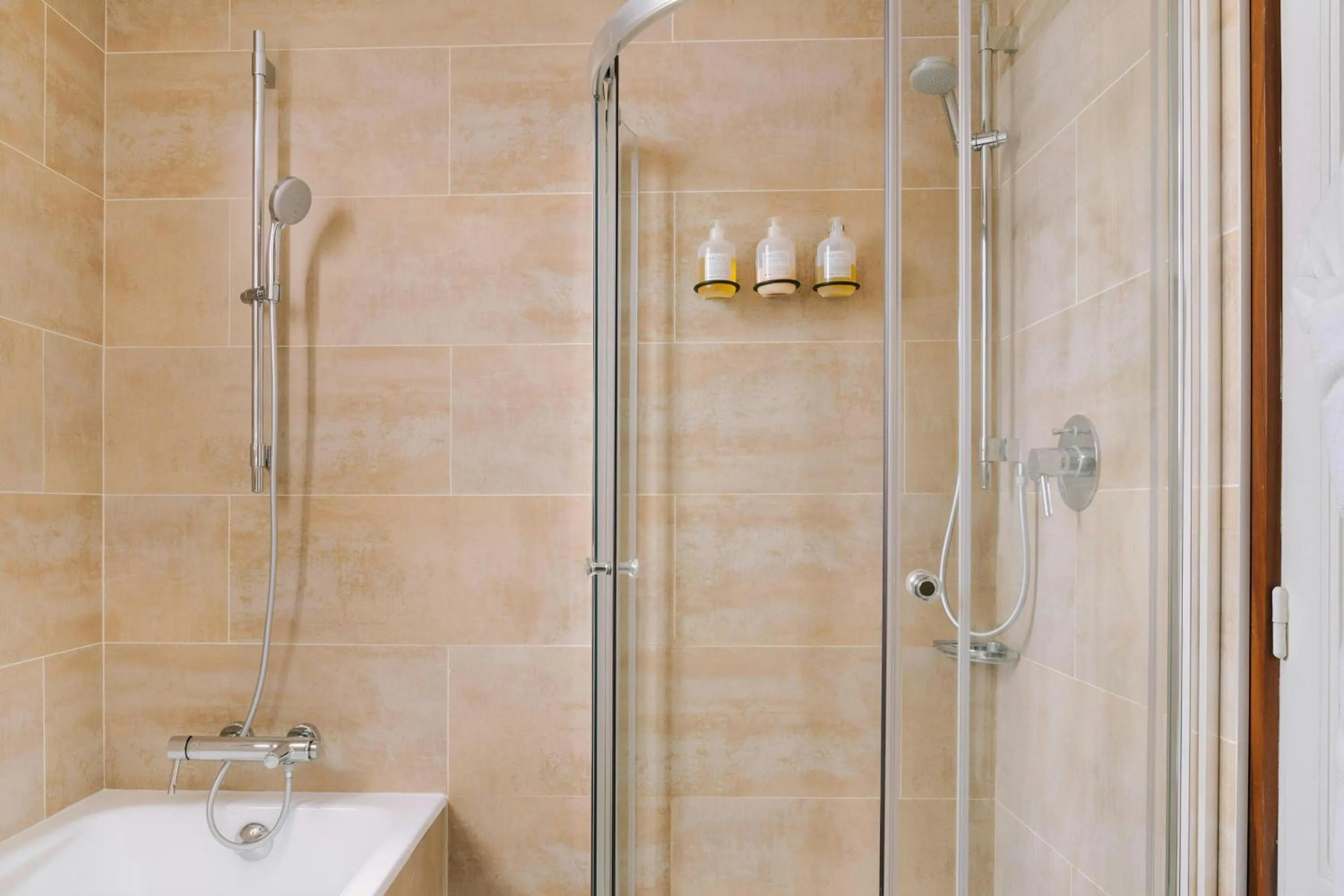 Bathroom in Atala Hotel Champs Elysées, Sonder by Marriott Bonvoy