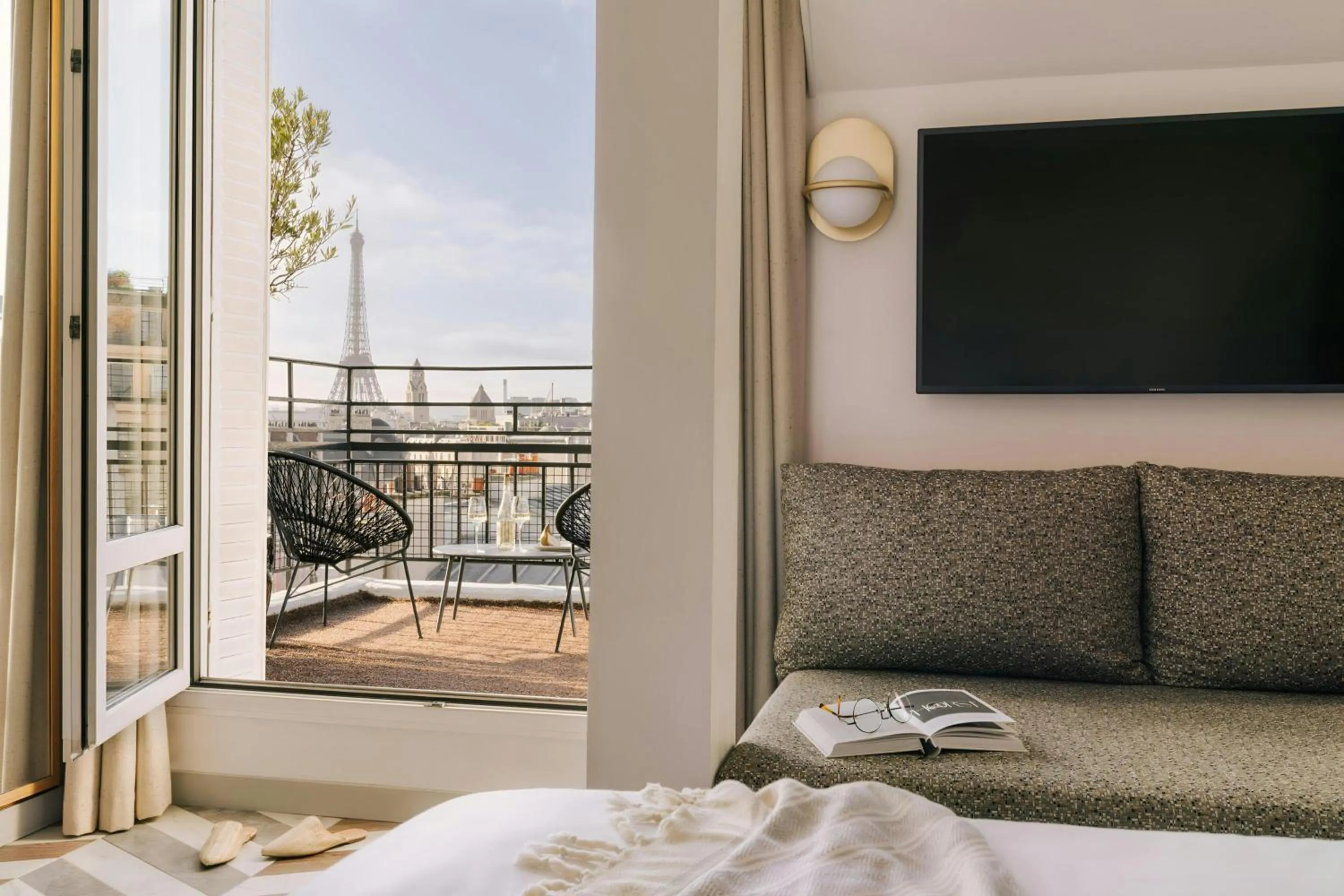 Photo of the whole room, Bed in Atala Hotel Champs Elysées, Sonder by Marriott Bonvoy