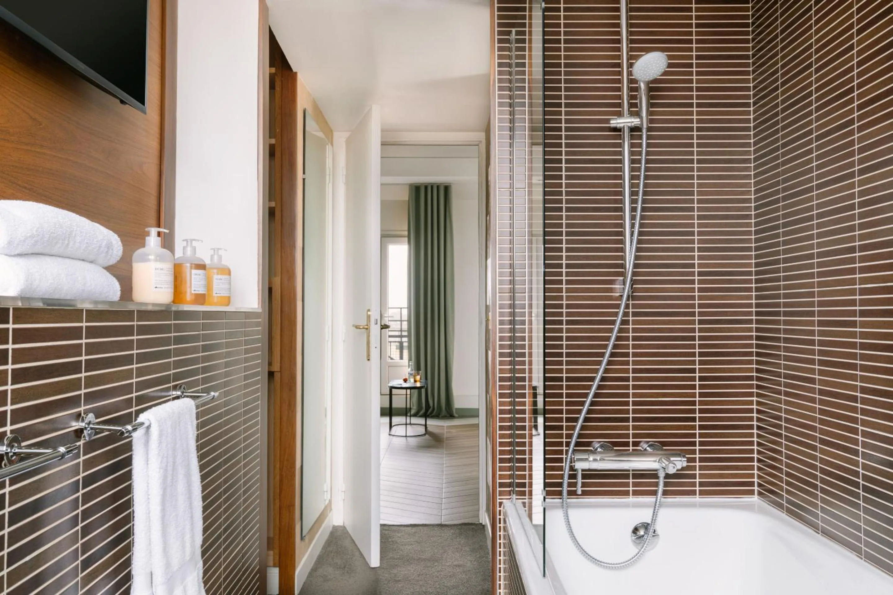 Shower in Hôtel Atala Champs Elysees