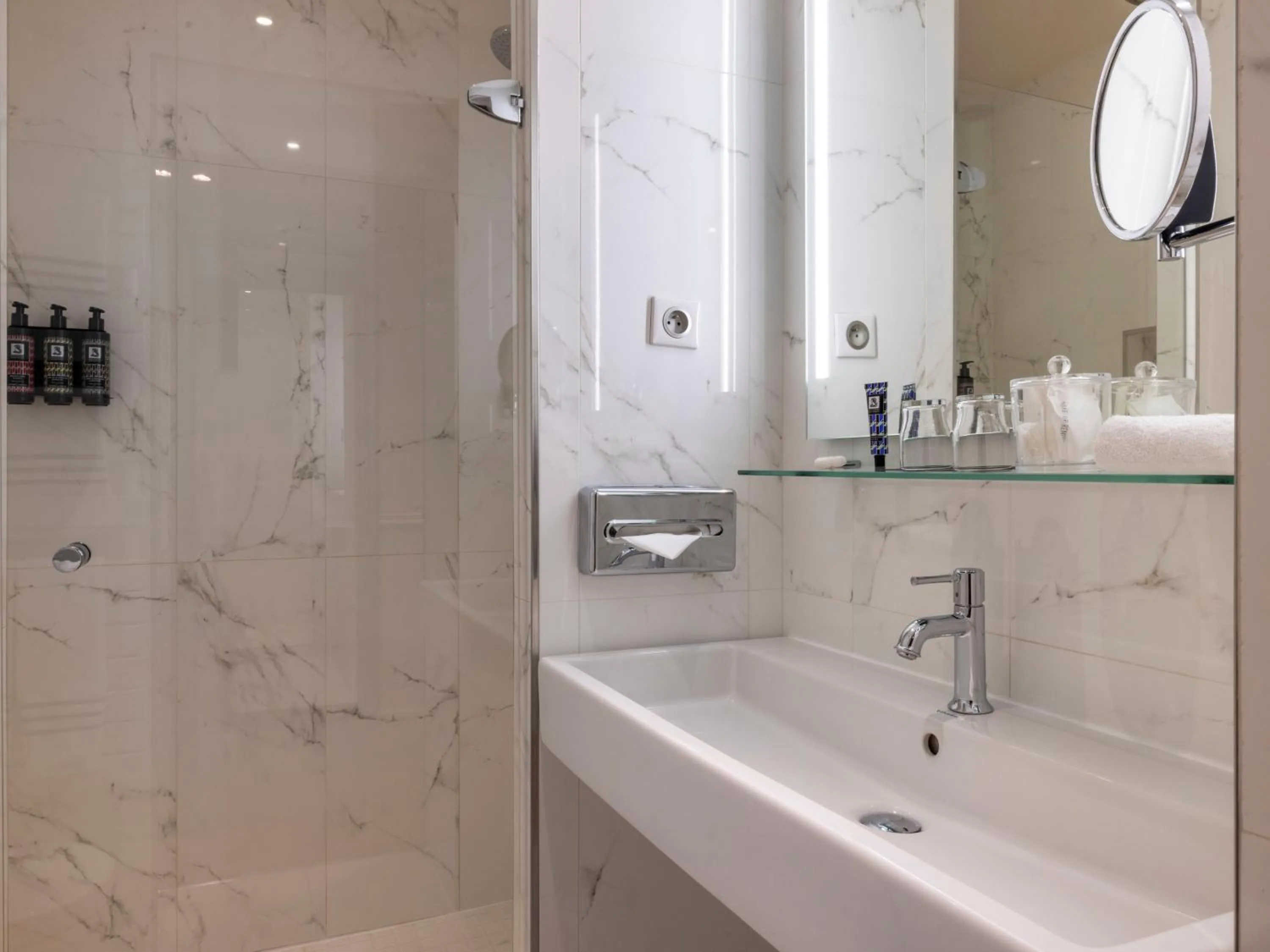 Bathroom in Edouard 7 Paris Opéra