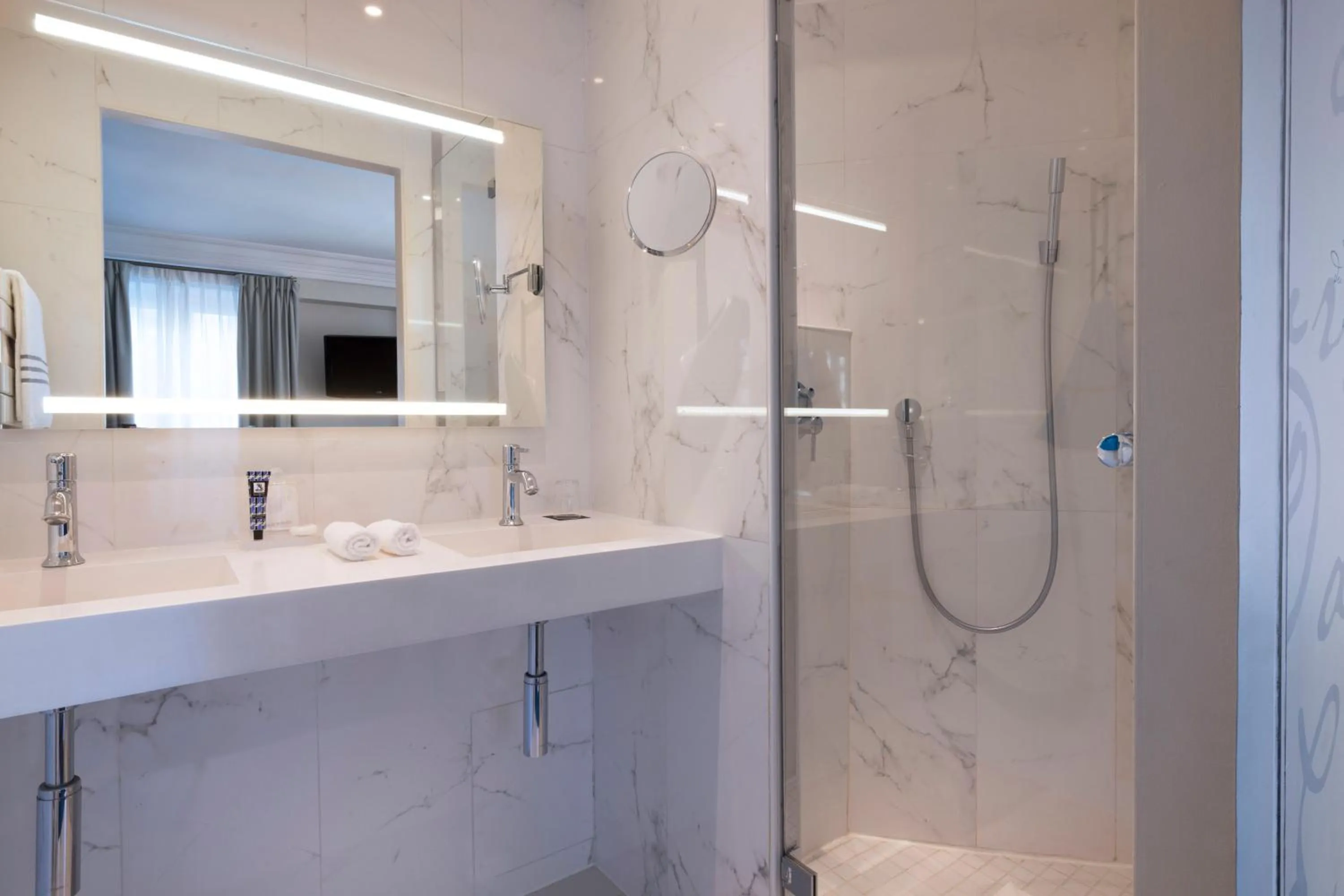 Shower in Edouard 7 Paris Opéra