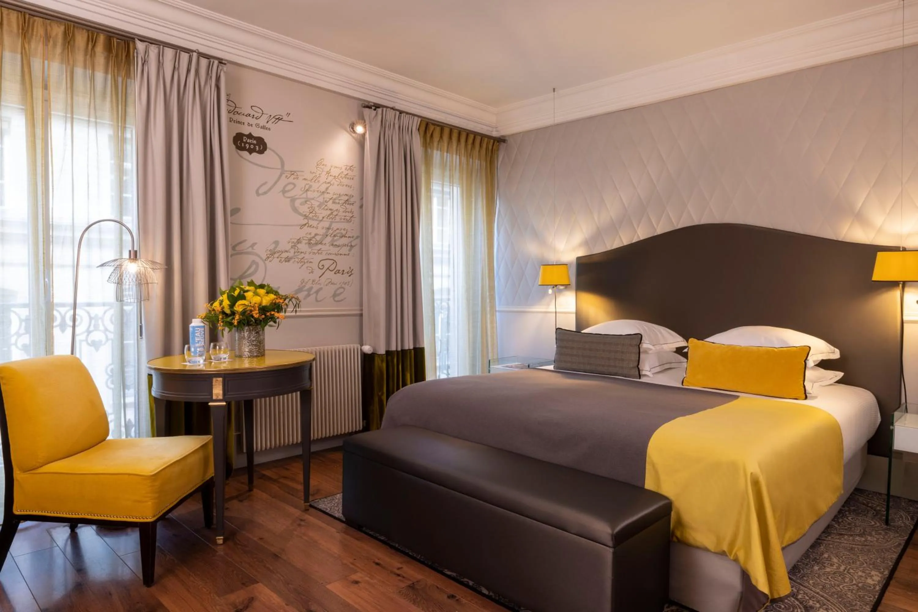 Bed in Edouard 7 Paris Opéra