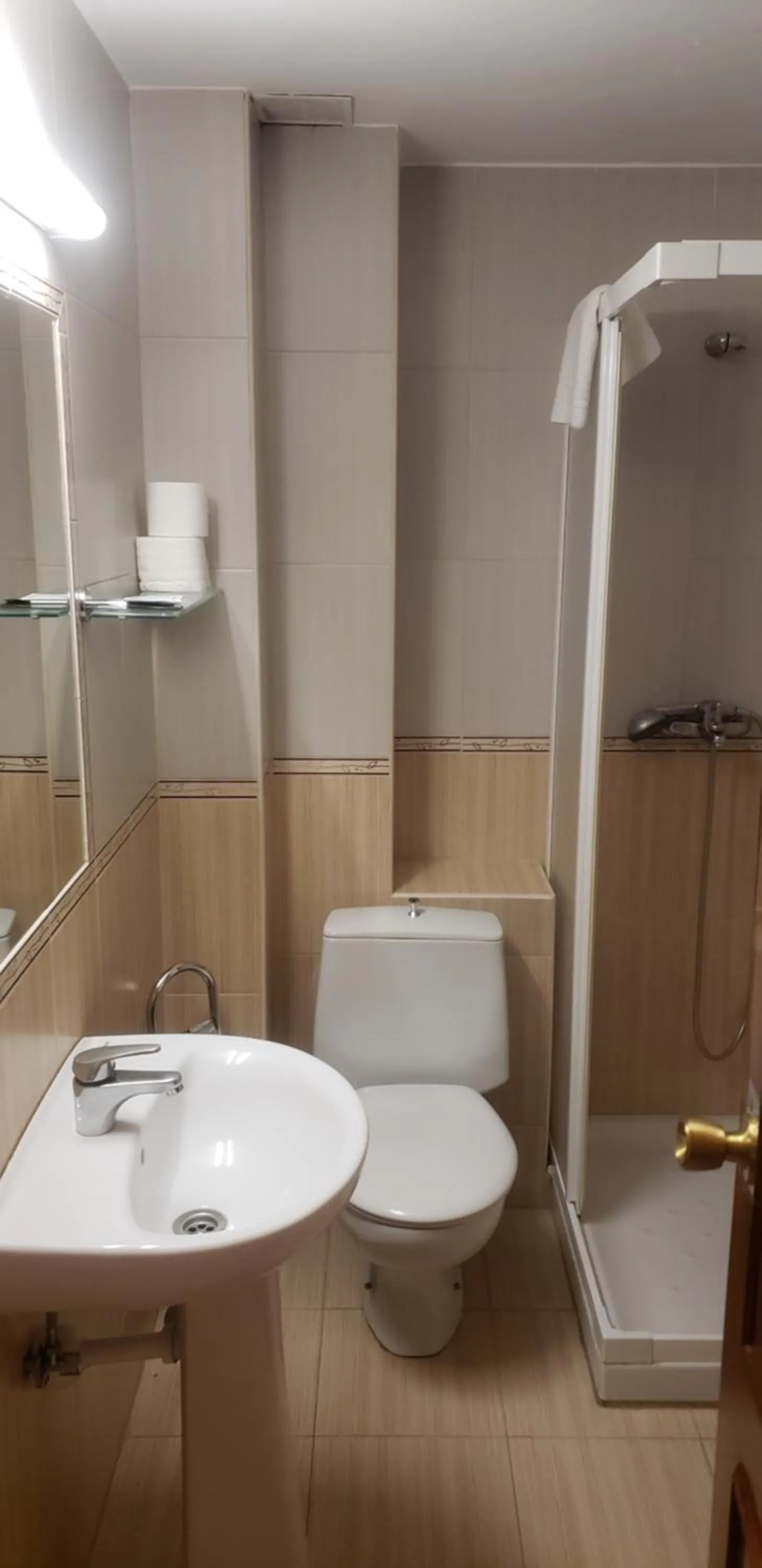 Bathroom in Hotel Balfagón