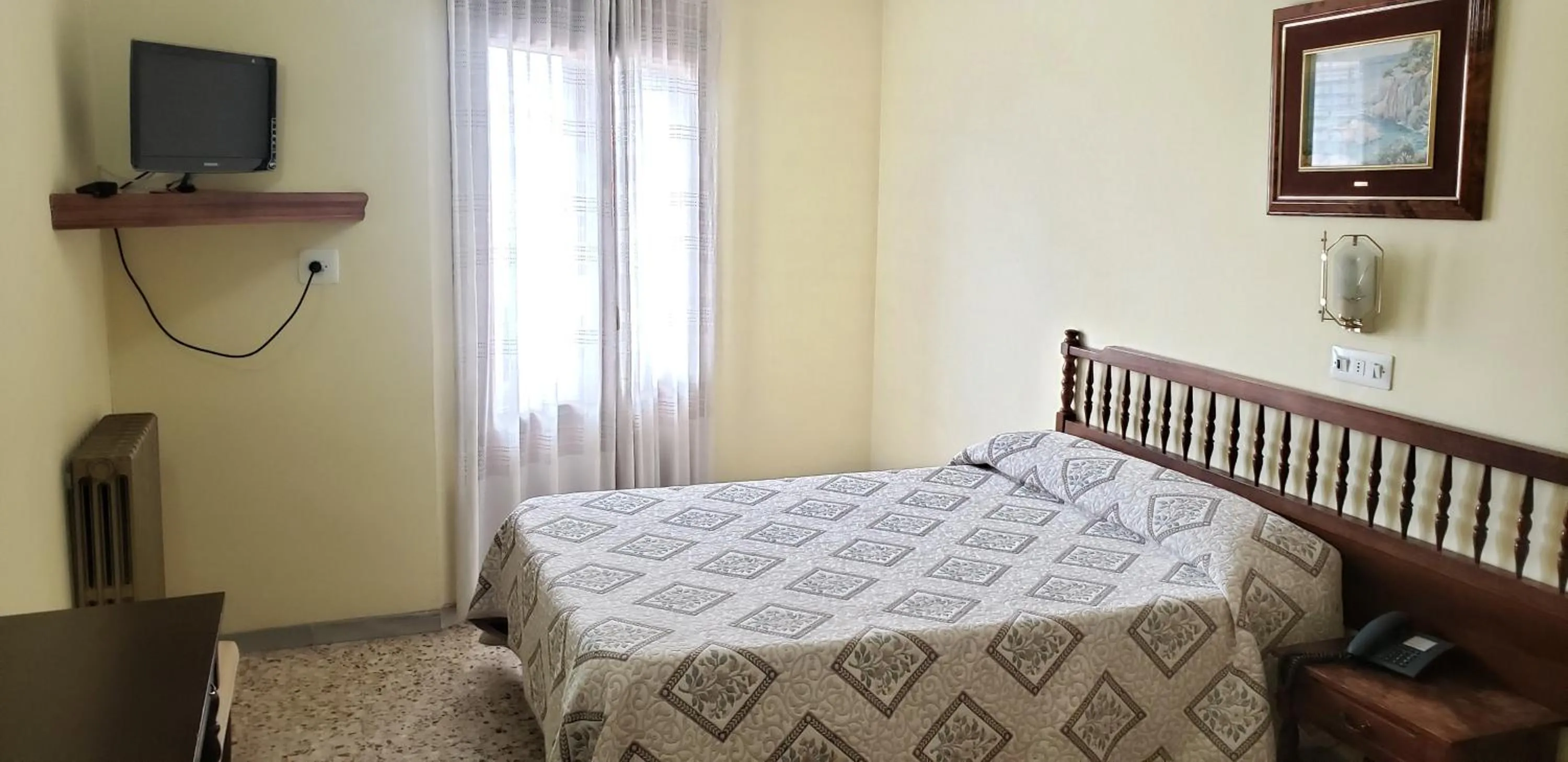 Bed in Hotel Balfagón
