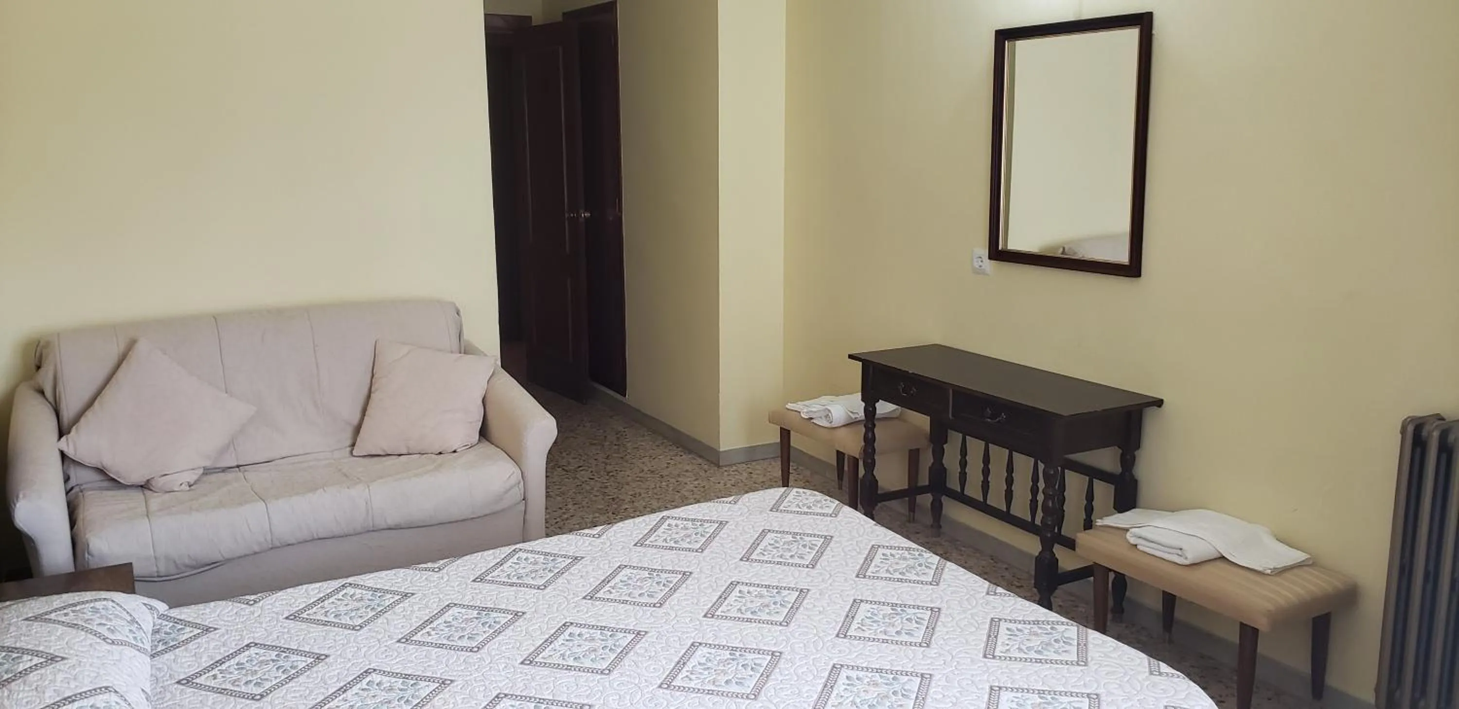 Bed in Hotel Balfagón