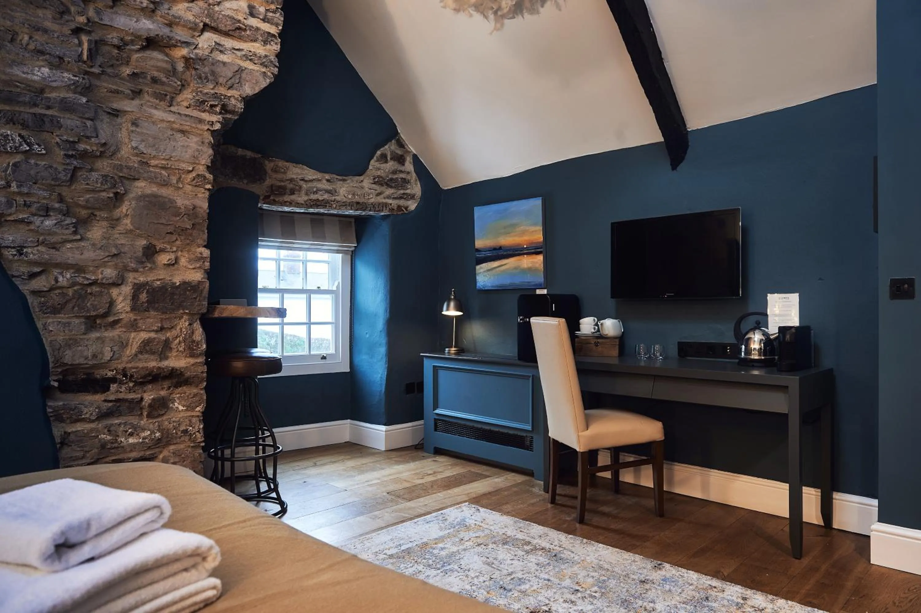 Seating area, Bed in The Brown's Hotel