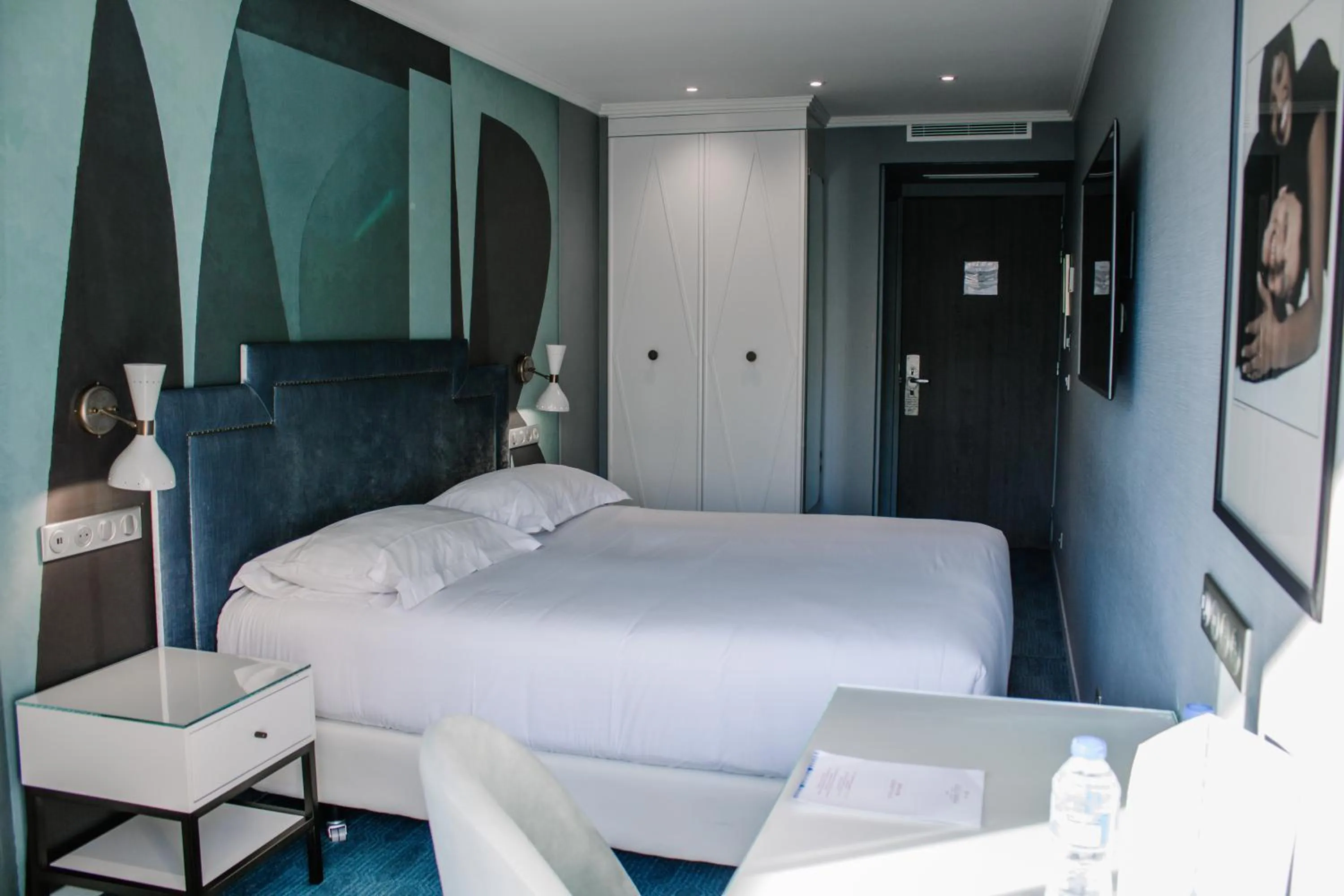 Bed in Juliana Hotel Cannes