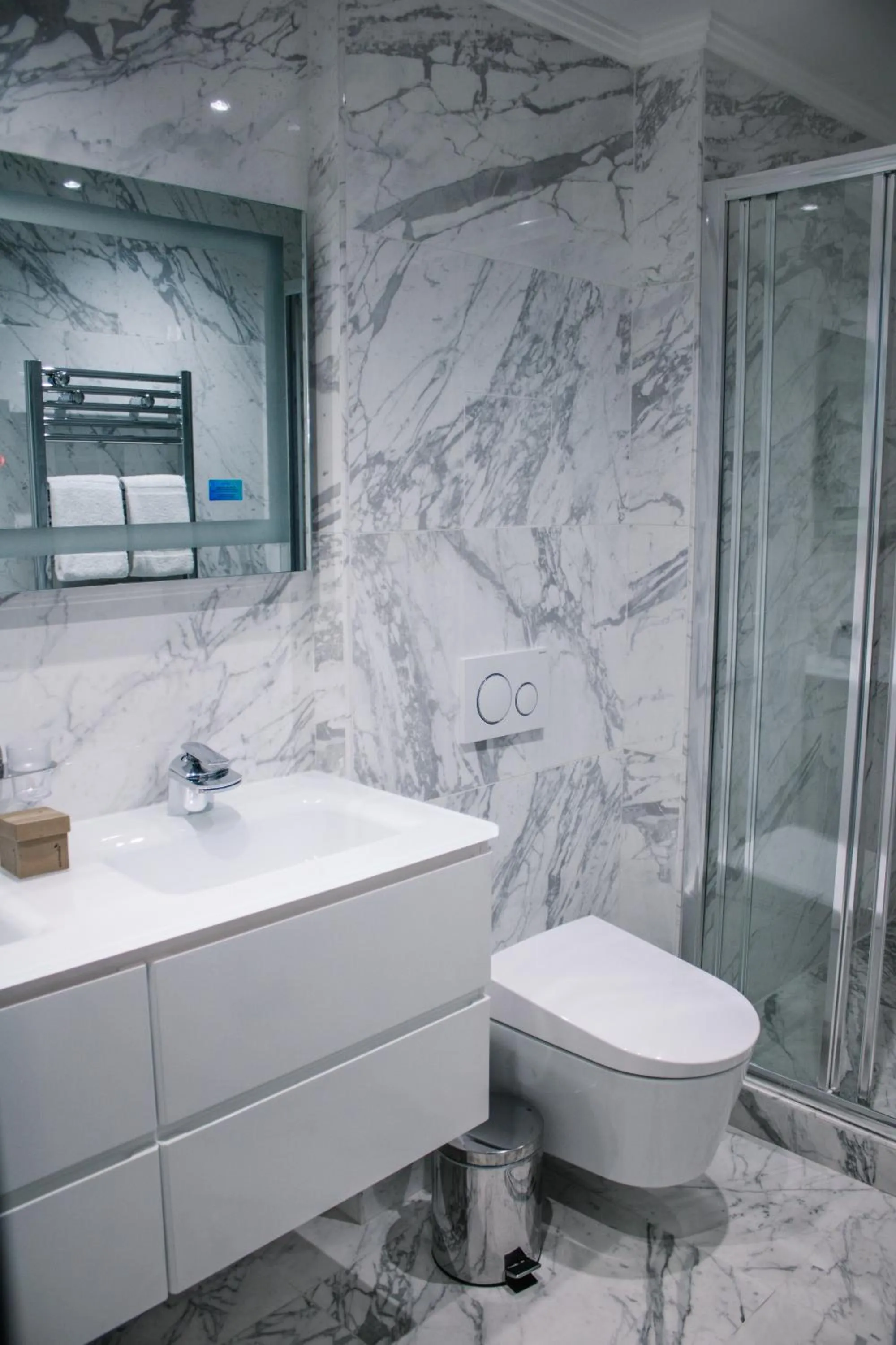 Shower in Juliana Hotel Cannes