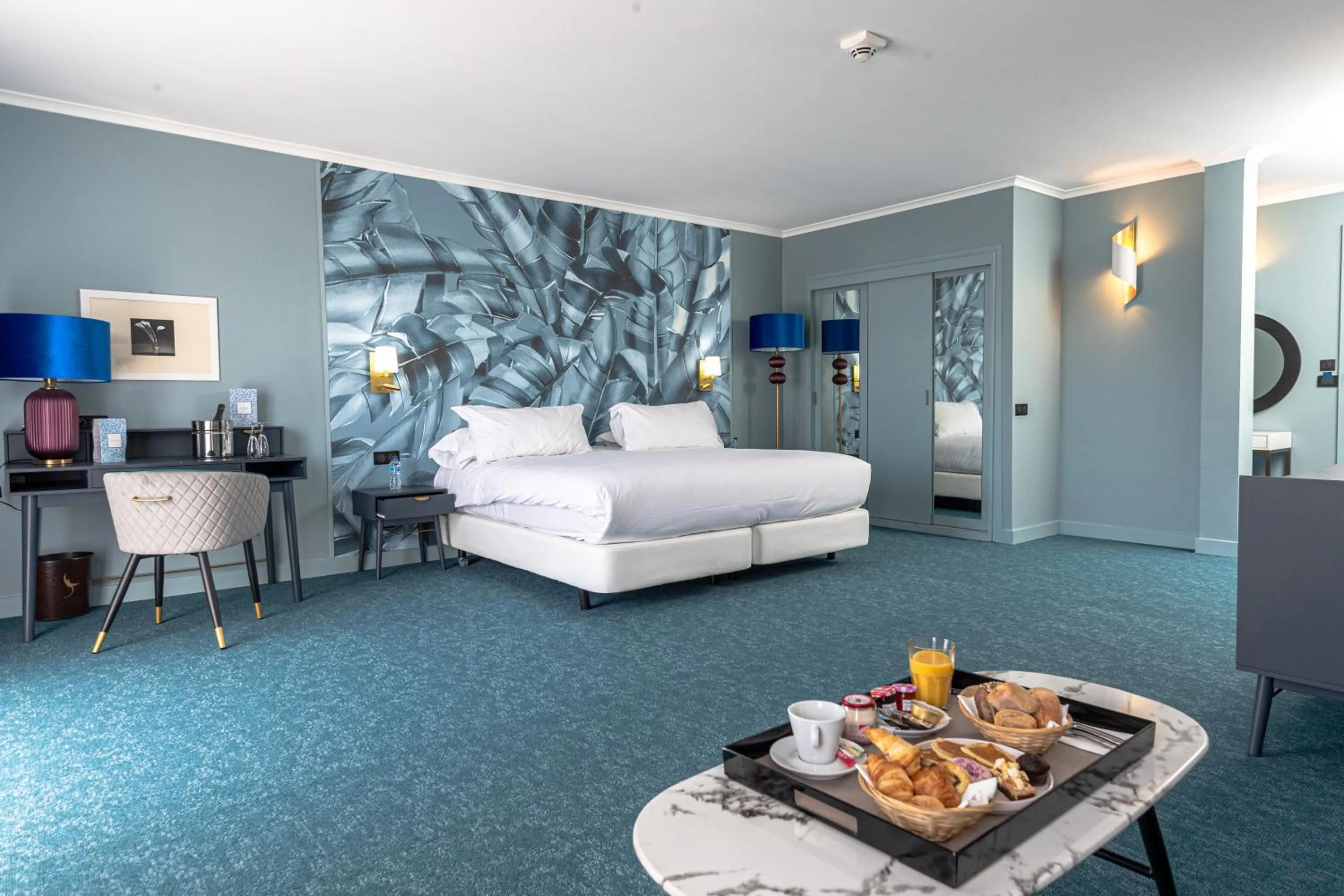 Property building, Bed in Juliana Hotel Cannes