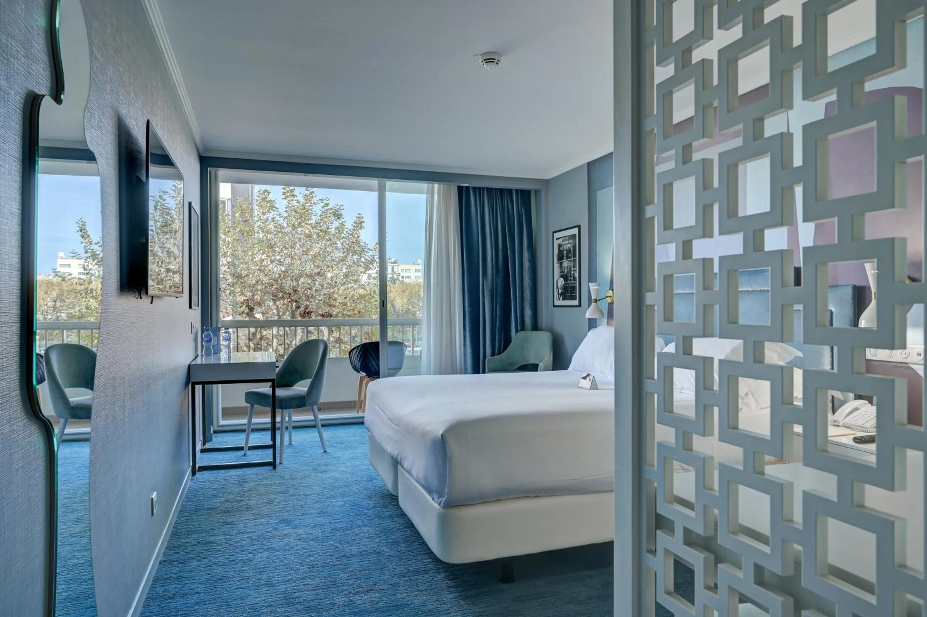 Property building, Bed in Juliana Hotel Cannes