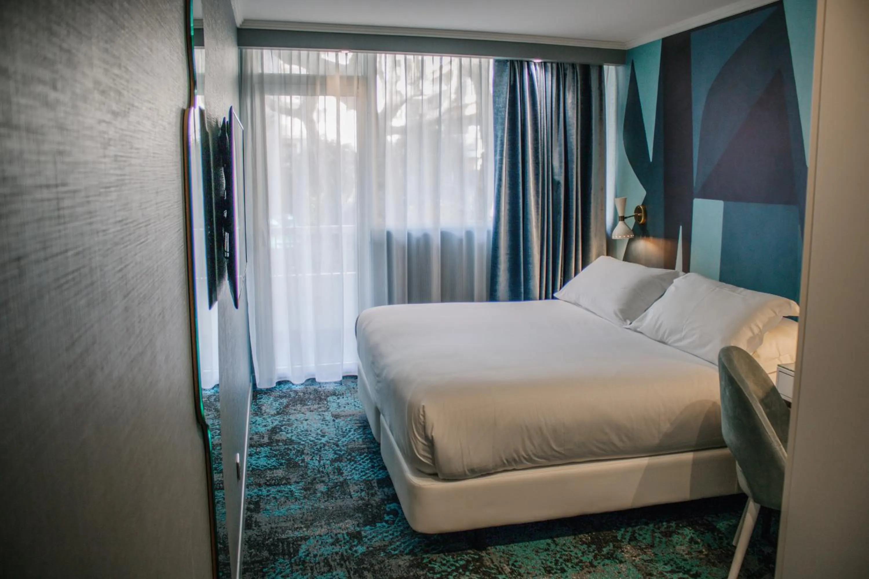 Photo of the whole room, Bed in Juliana Hotel Cannes