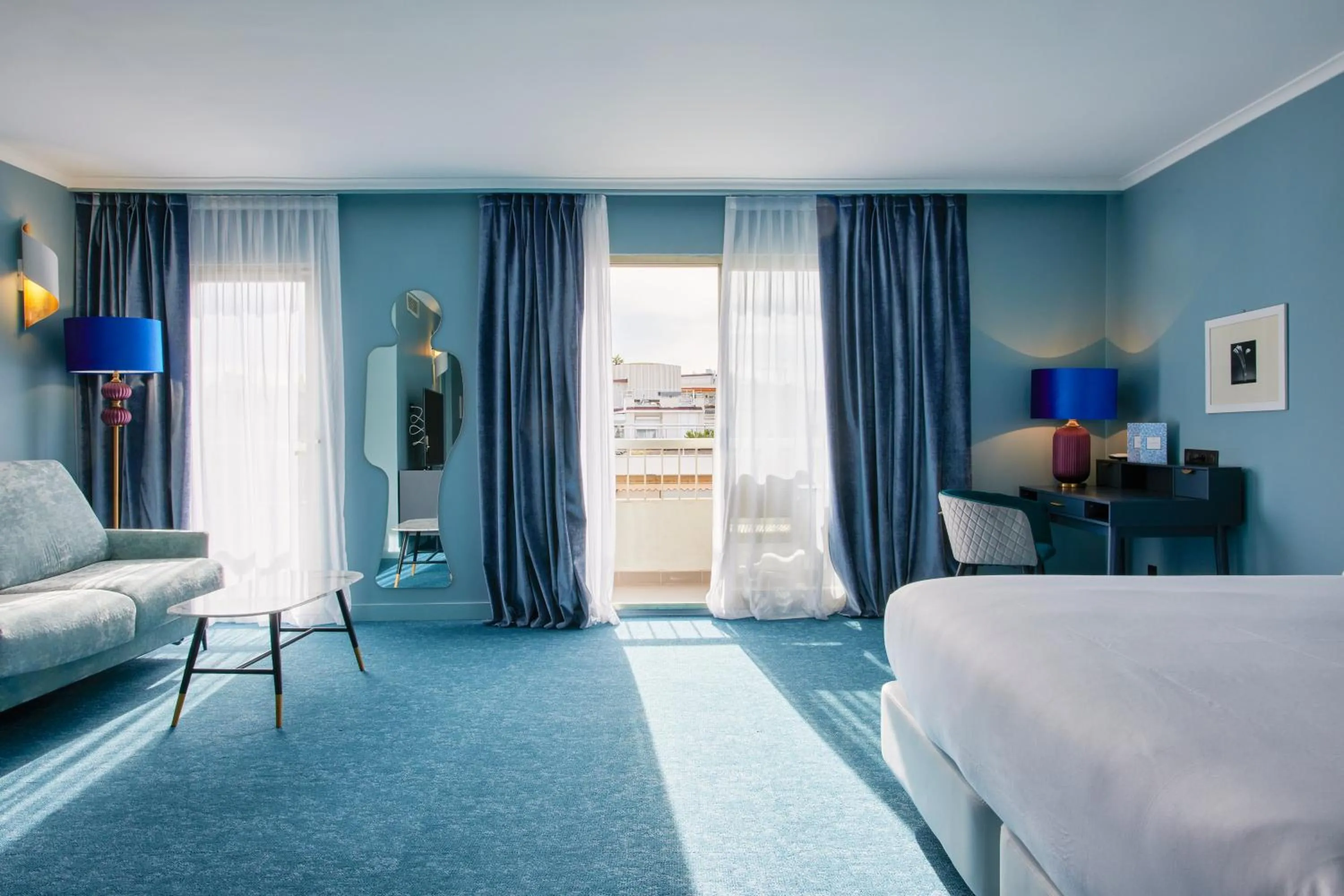 Seating area, Bed in Juliana Hotel Cannes