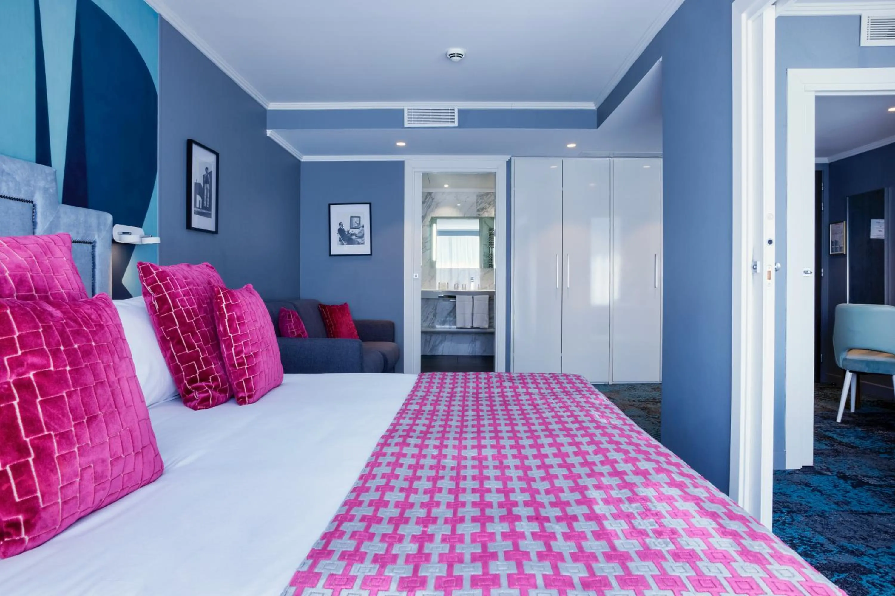 Property building, Bed in Juliana Hotel Cannes