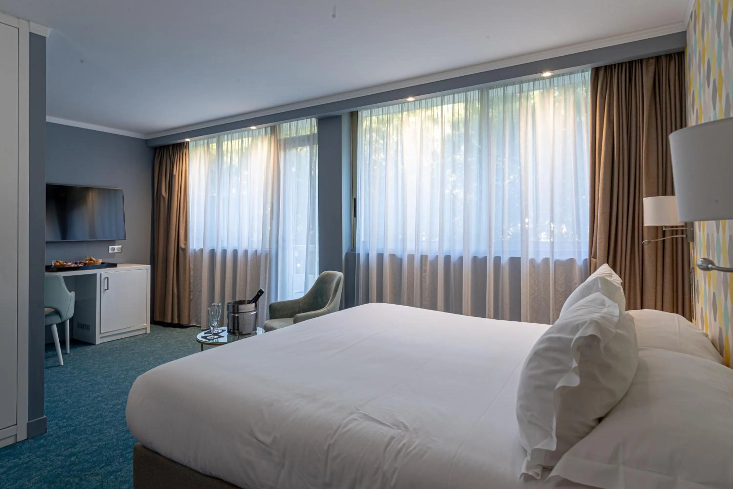 TV and multimedia, Bed in Juliana Hotel Cannes