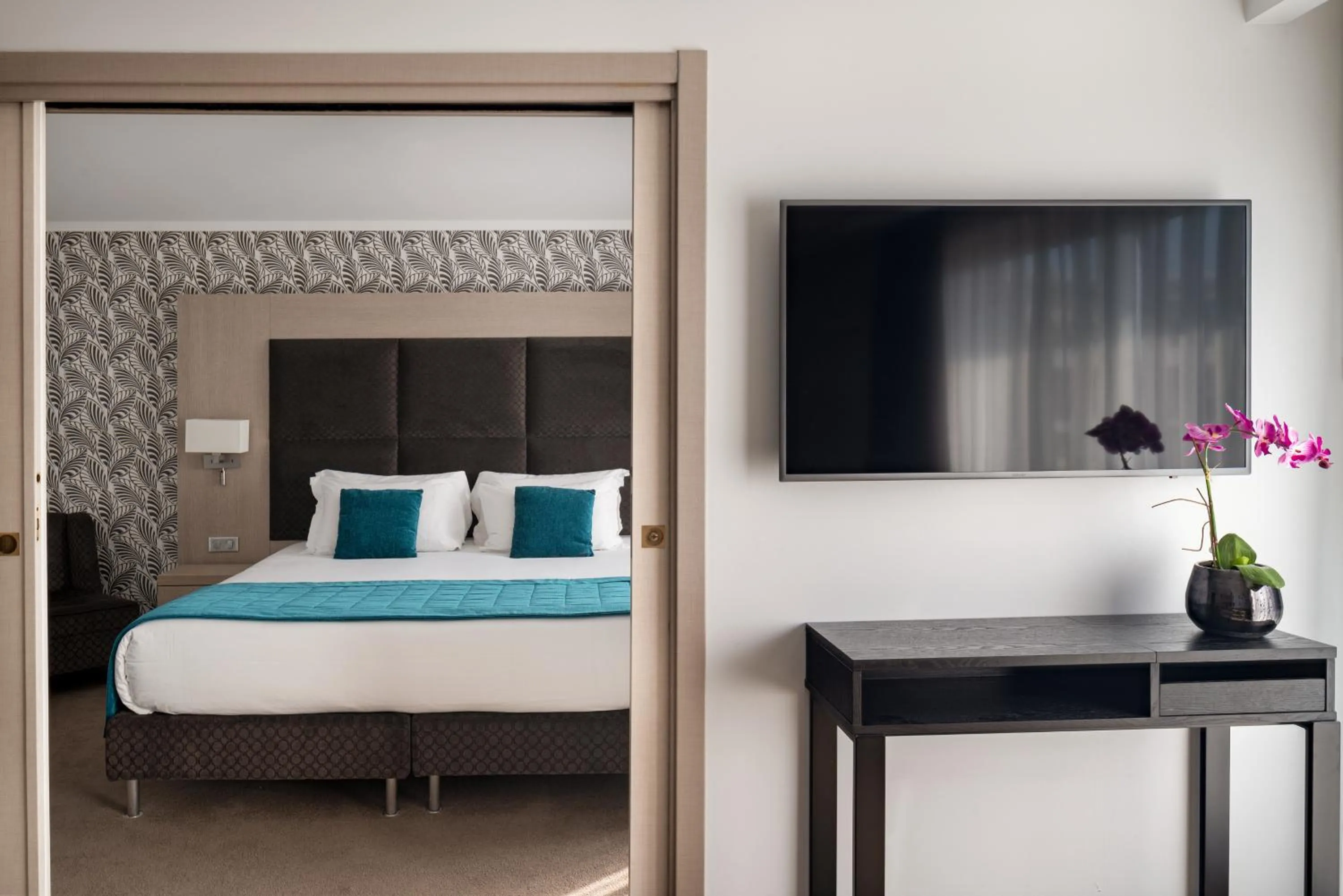 Photo of the whole room, Bed in Juliana Hotel Cannes