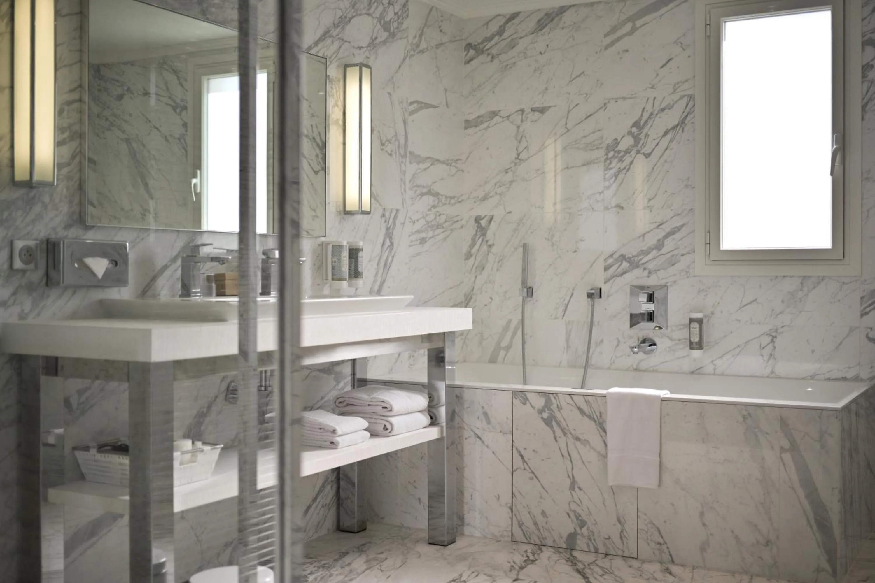 Shower in Juliana Hotel Cannes