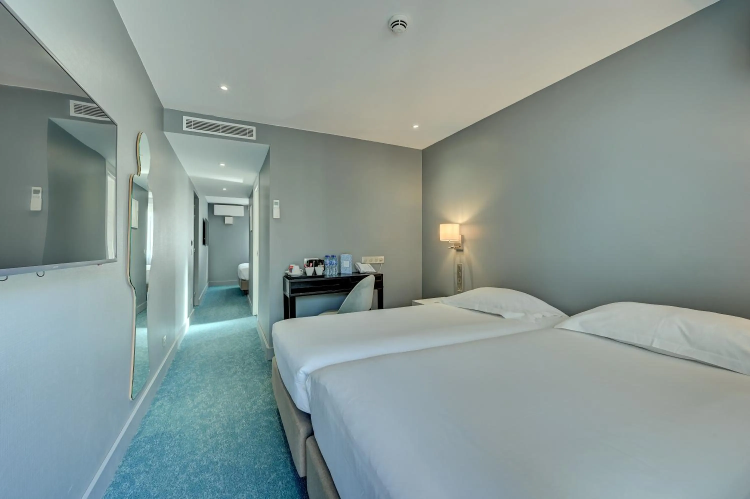 Photo of the whole room, Bed in Juliana Hotel Cannes