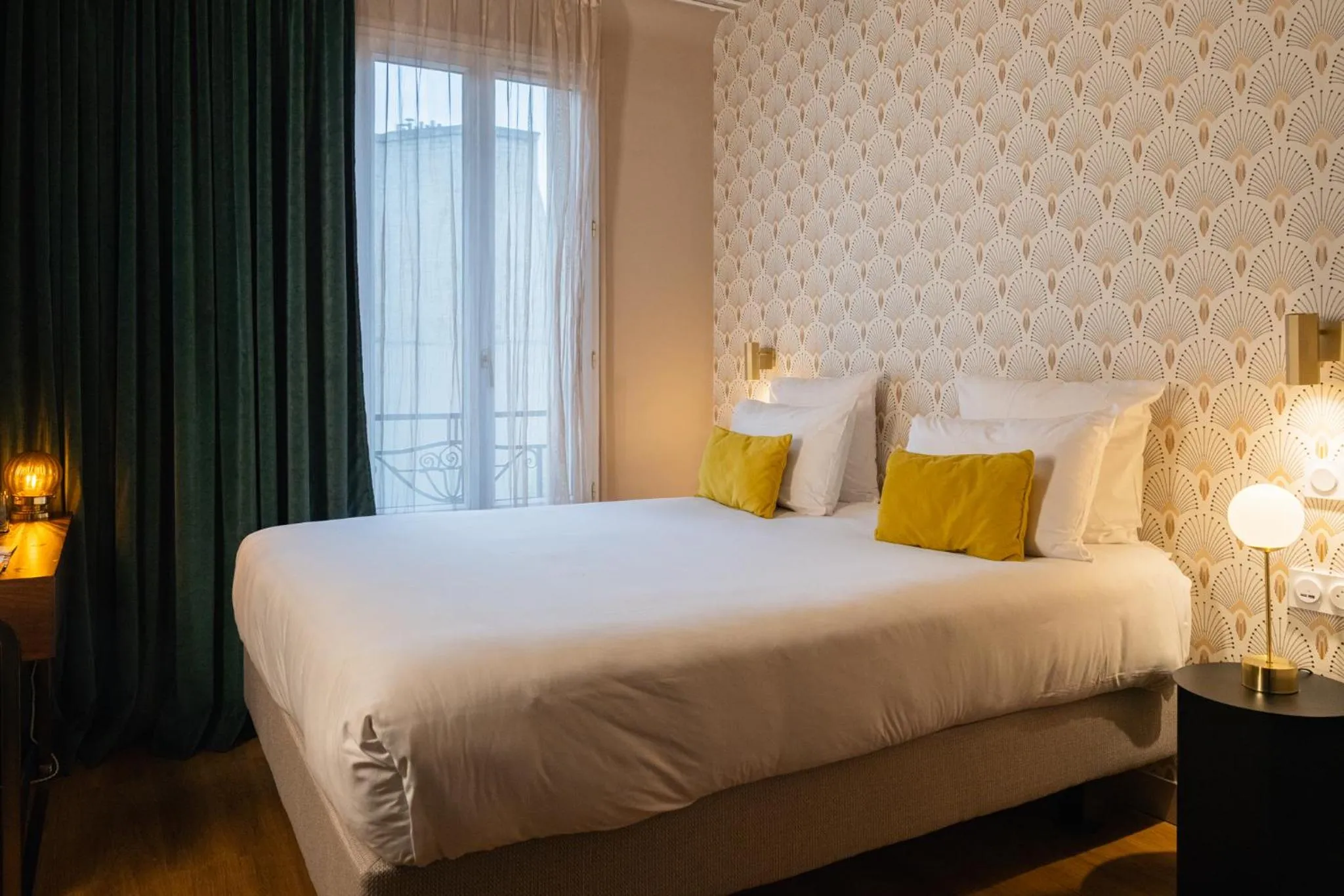 Property building, Bed in Hôtel Artemisia Montmartre