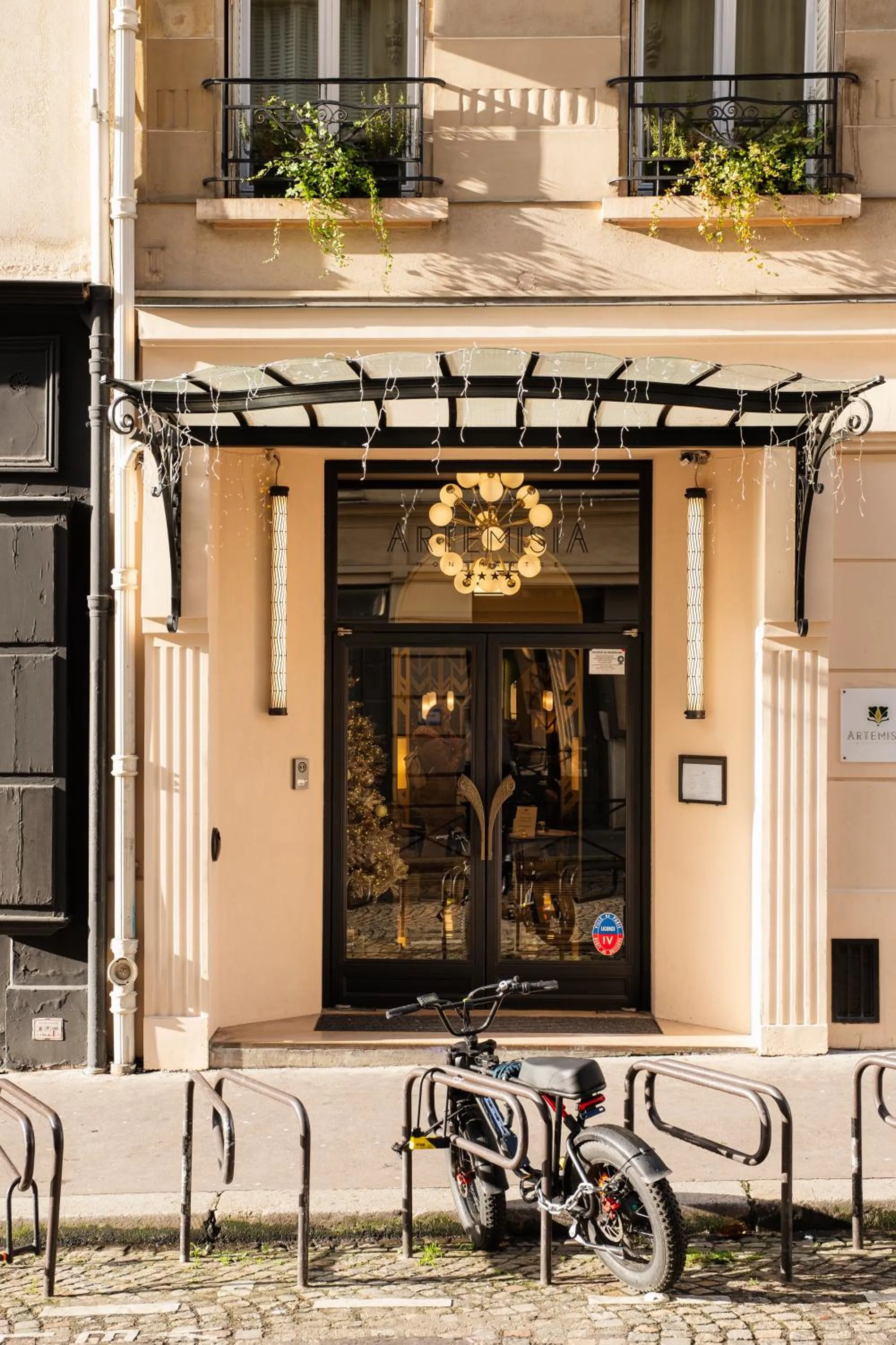 Facade/entrance in Hôtel Artemisia Montmartre