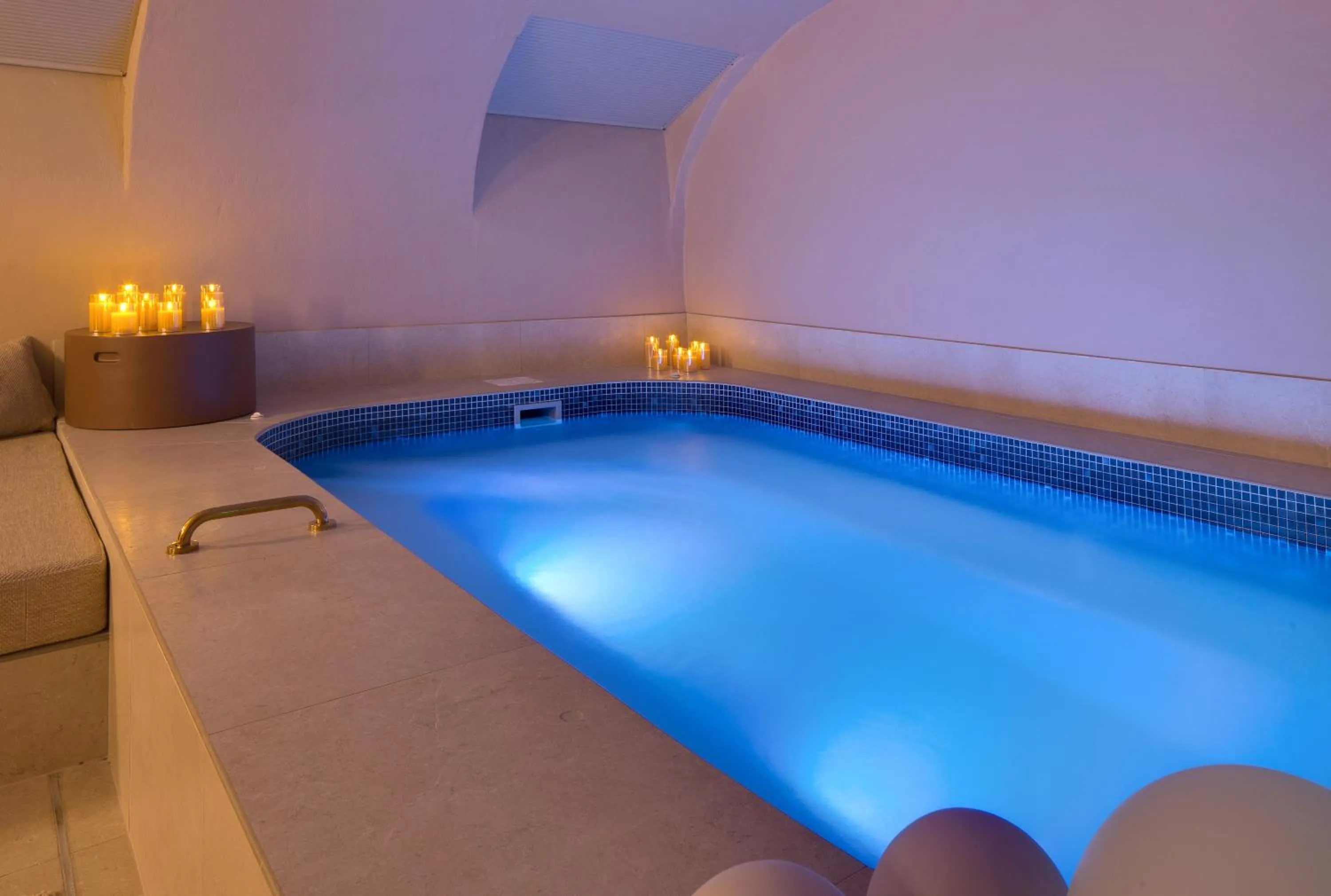 Hot Tub in Hôtel Artemisia Montmartre