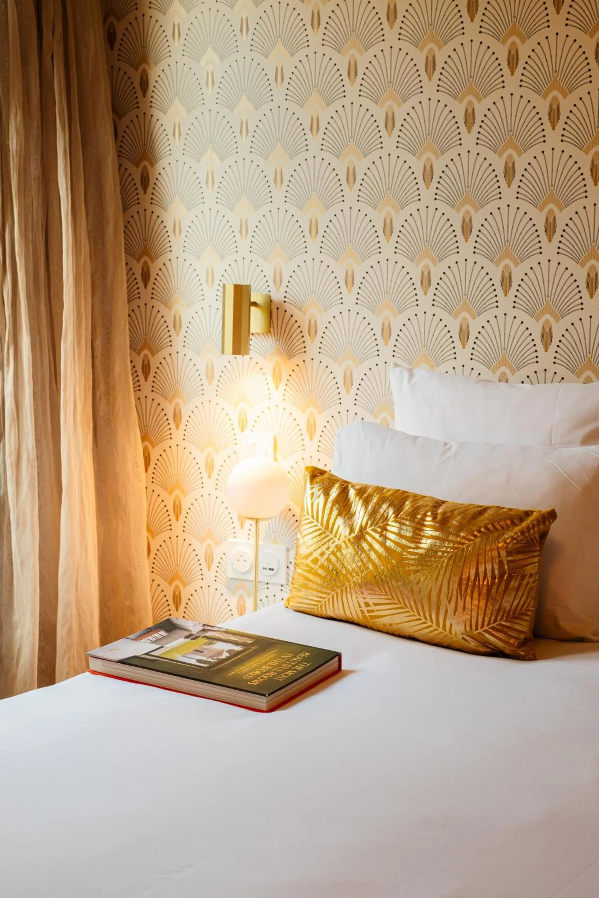 Bedroom, Bed in Hôtel Artemisia Montmartre