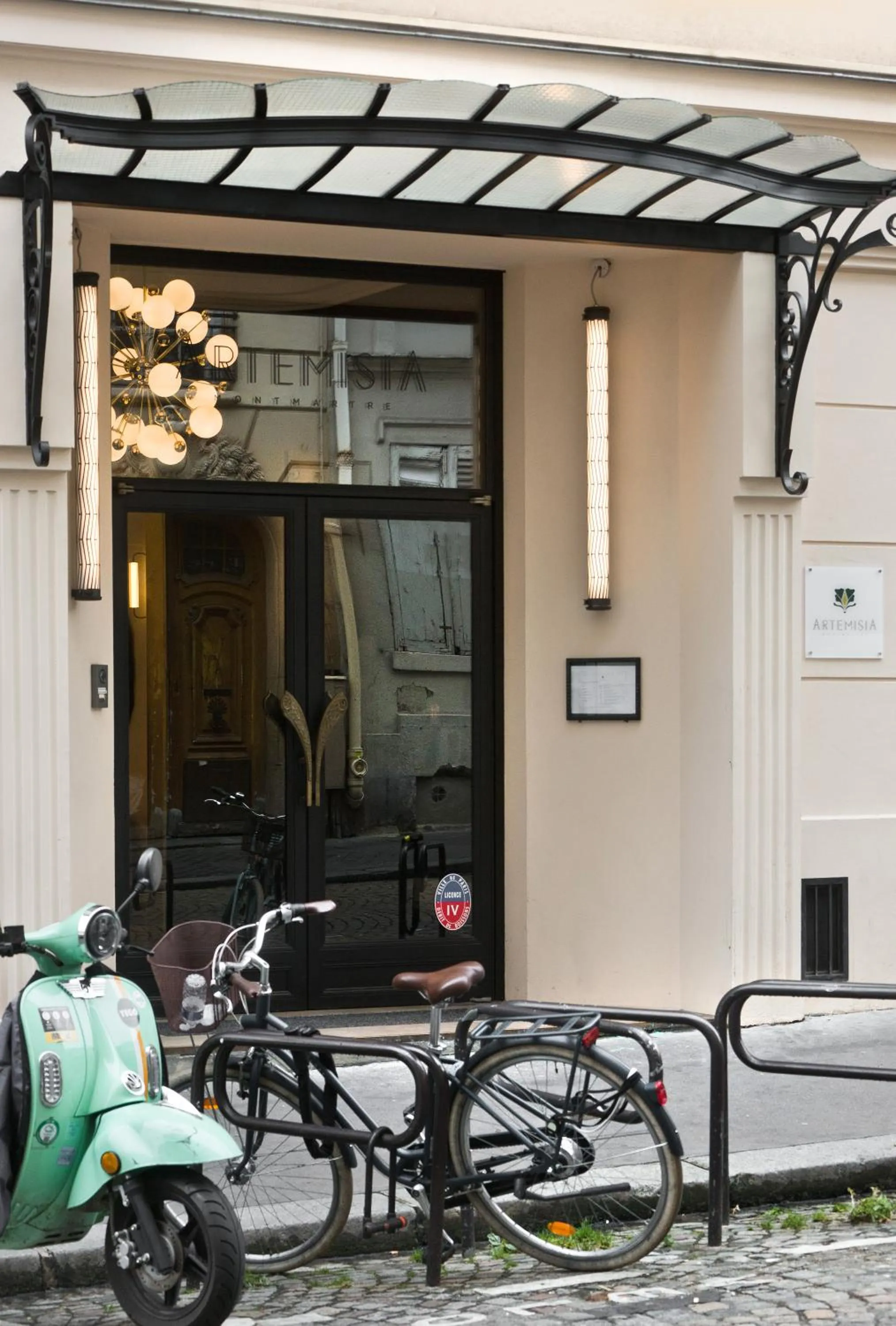 Facade/entrance in Hôtel Artemisia Montmartre