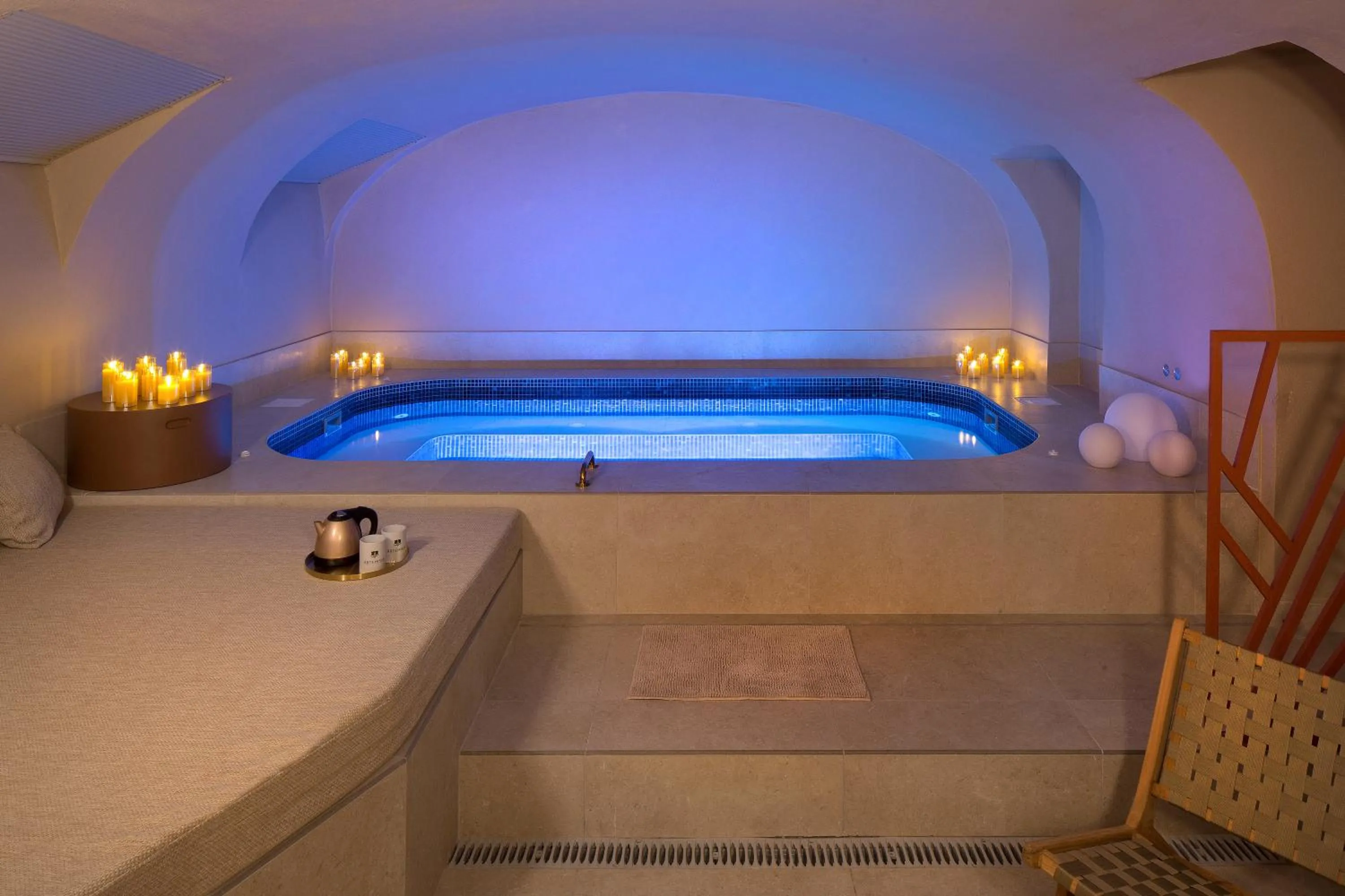 Hot Tub in Hôtel Artemisia Montmartre