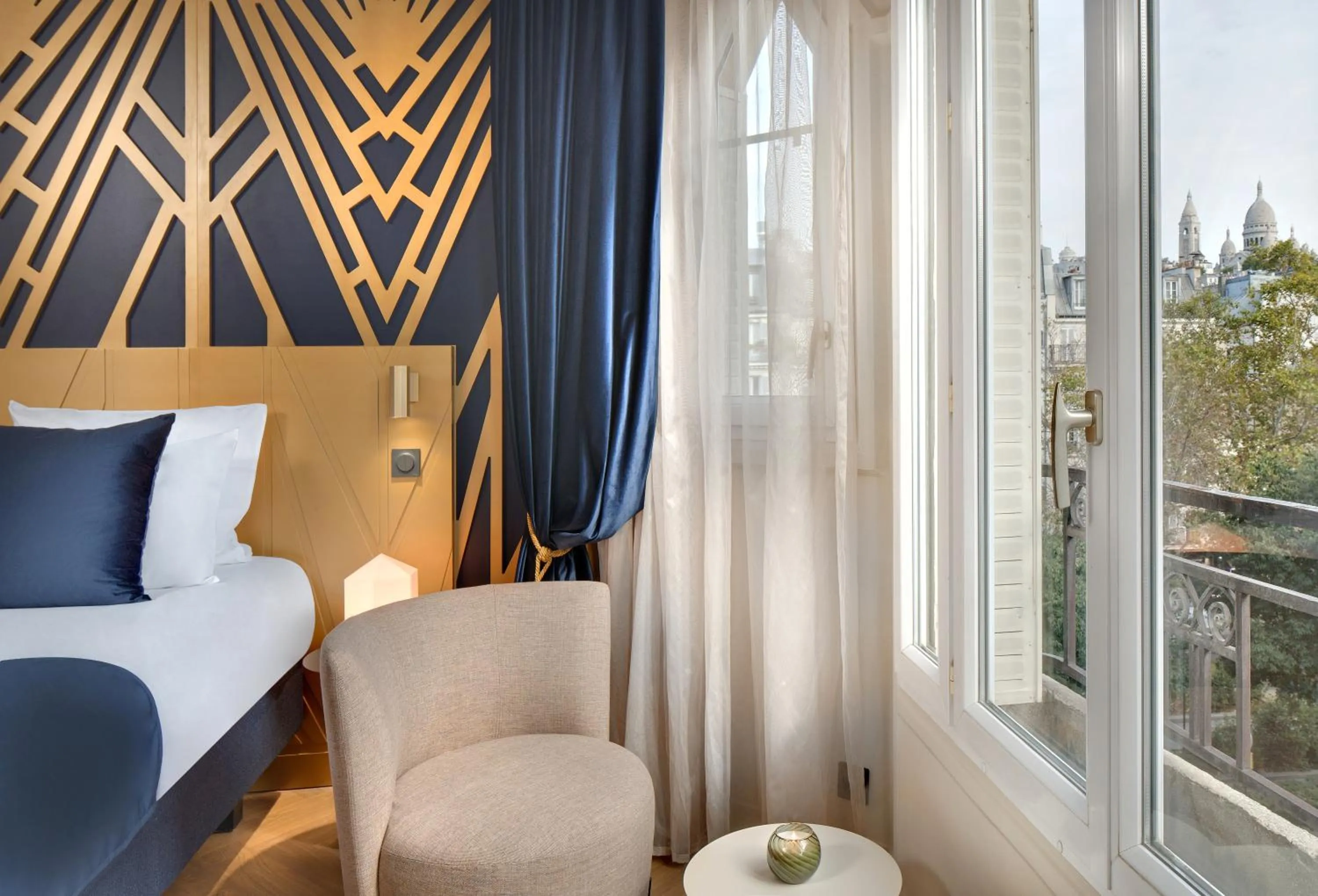 View (from property/room), Bed in Hôtel Artemisia Montmartre